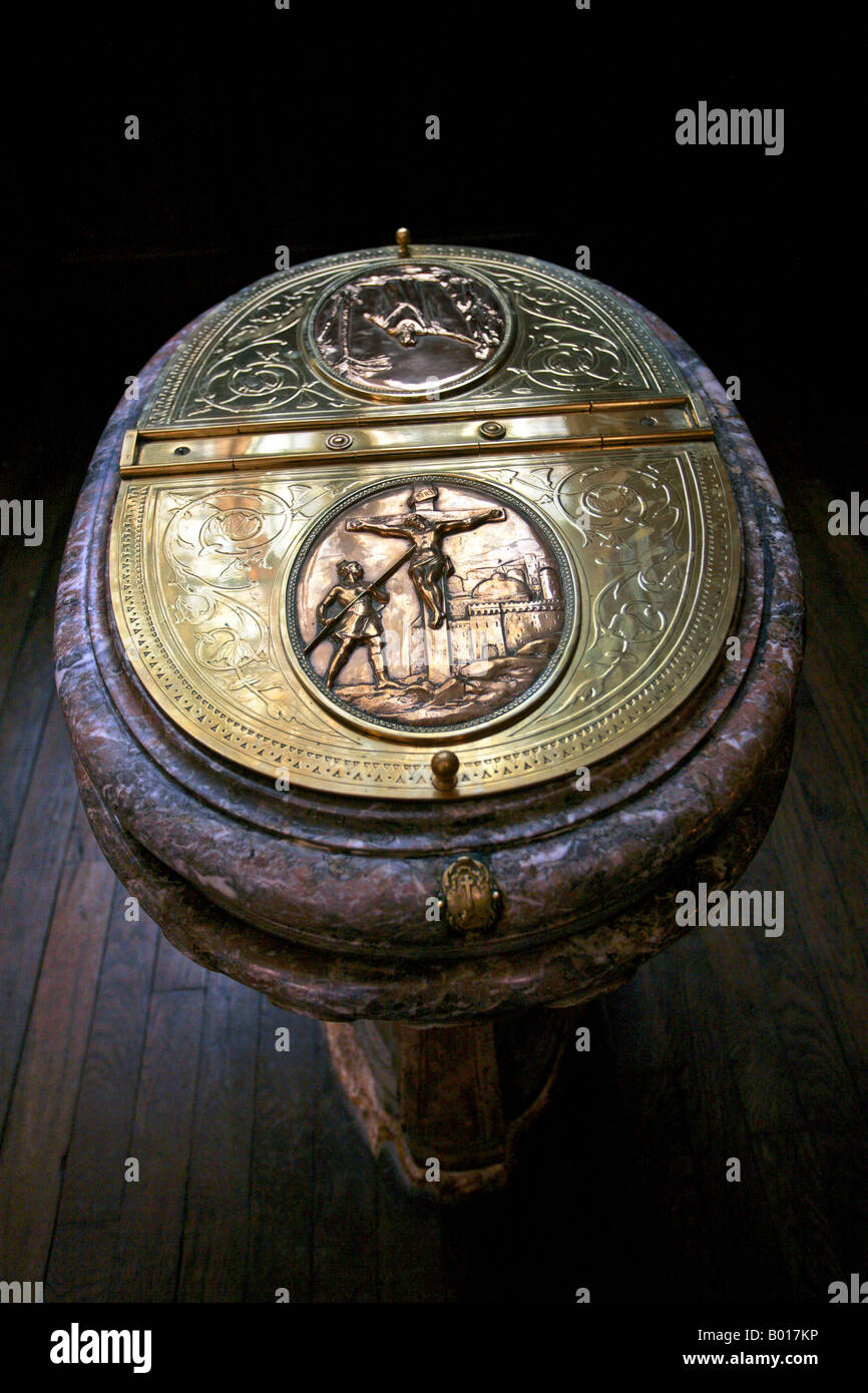 Un font all'interno di St Etienne du Mont chiesa Quartiere Latino Parigi Francia Foto Stock
