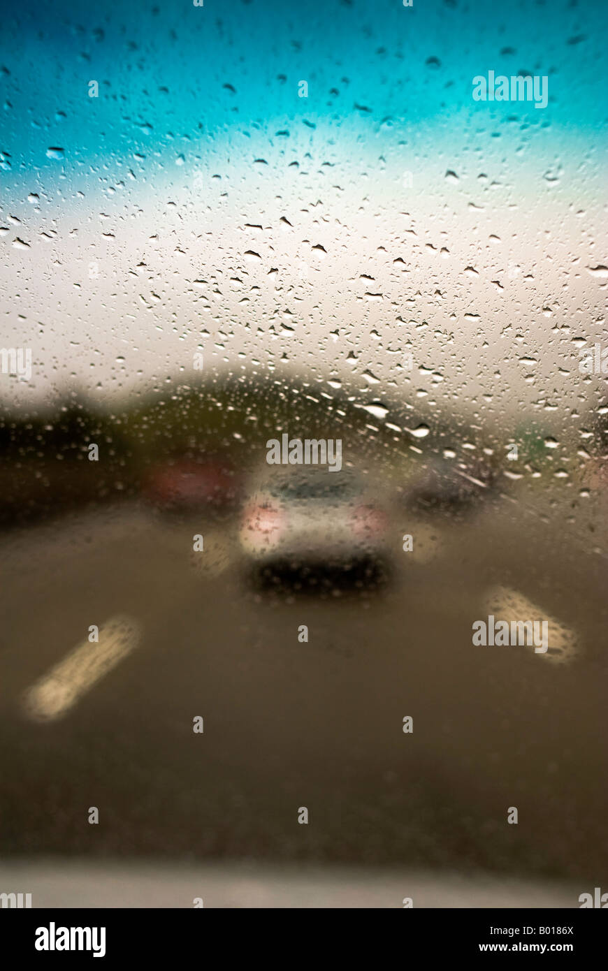 Vista guardando fuori di una vettura in movimento dopo la pioggia. Foto Stock