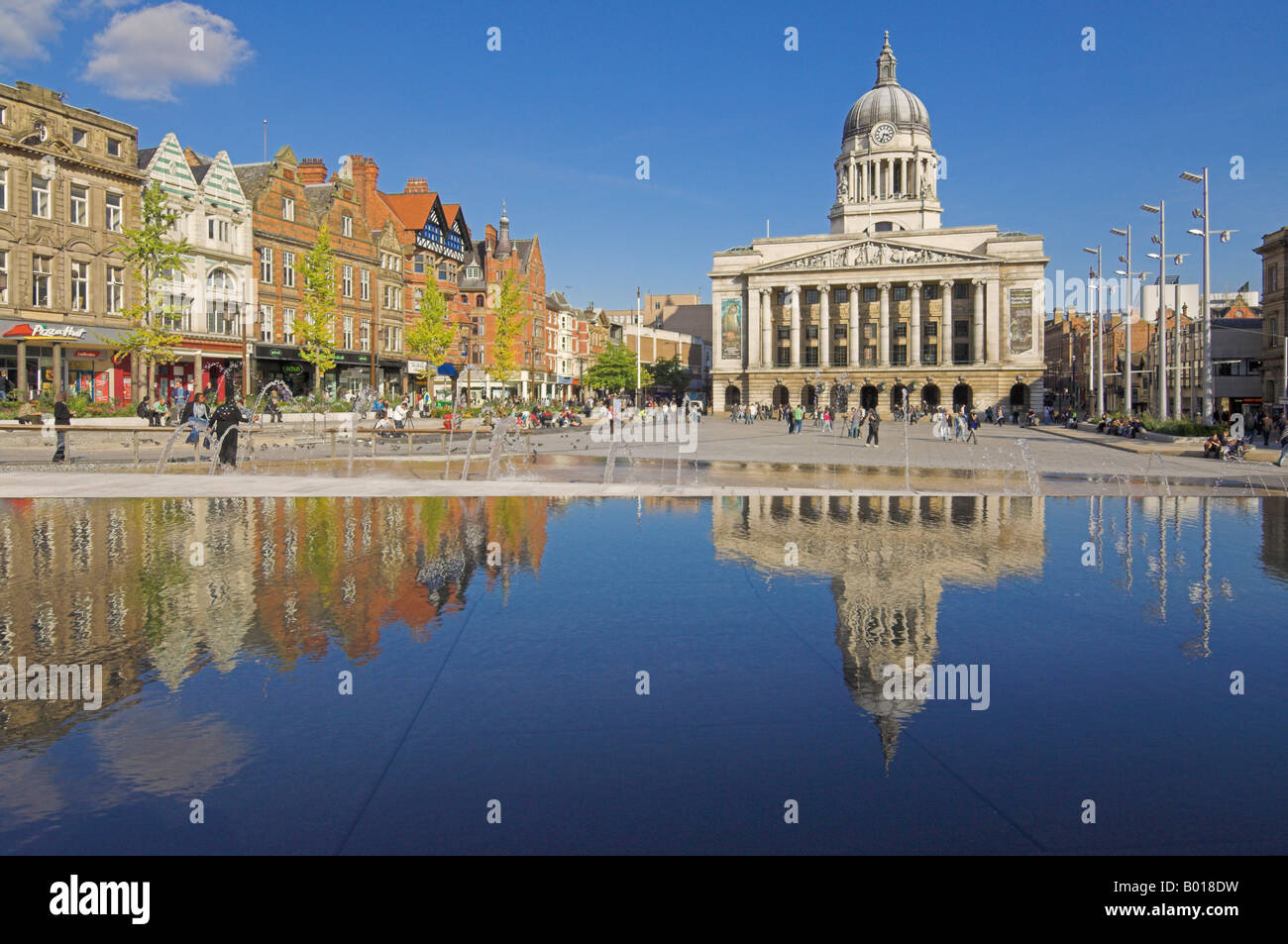 Nuove fontane e la piscina a sfioro nel rinnovato Piazza del Mercato Vecchio e del Consiglio House Nottingham City Centre Inghilterra uk gb UE Foto Stock