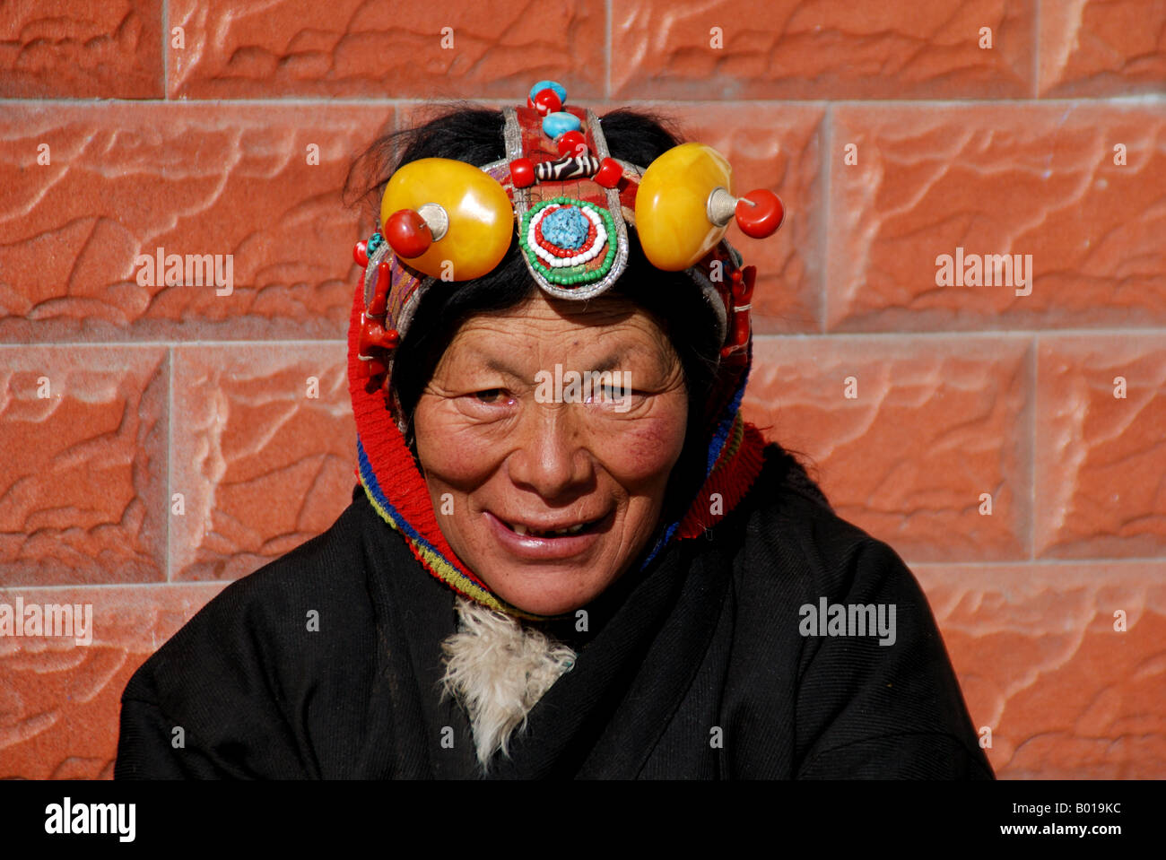 Un felice donna tibetana Foto Stock