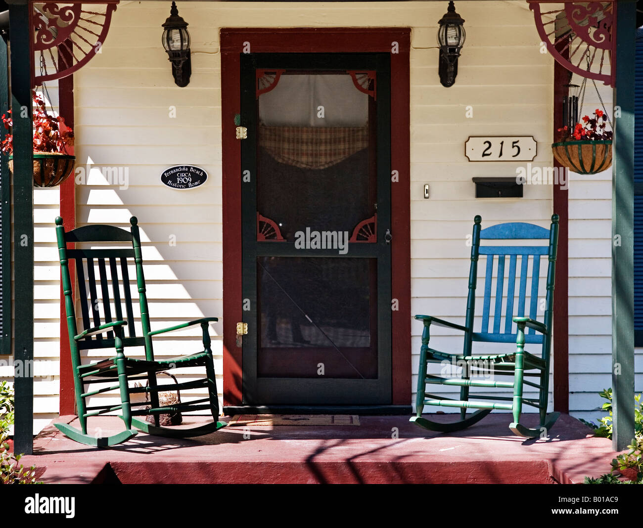 Vecchie Sedie a dondolo sul portico anteriore tradizionale casa Clapperboard Amelia Island Florida U.SA Foto Stock