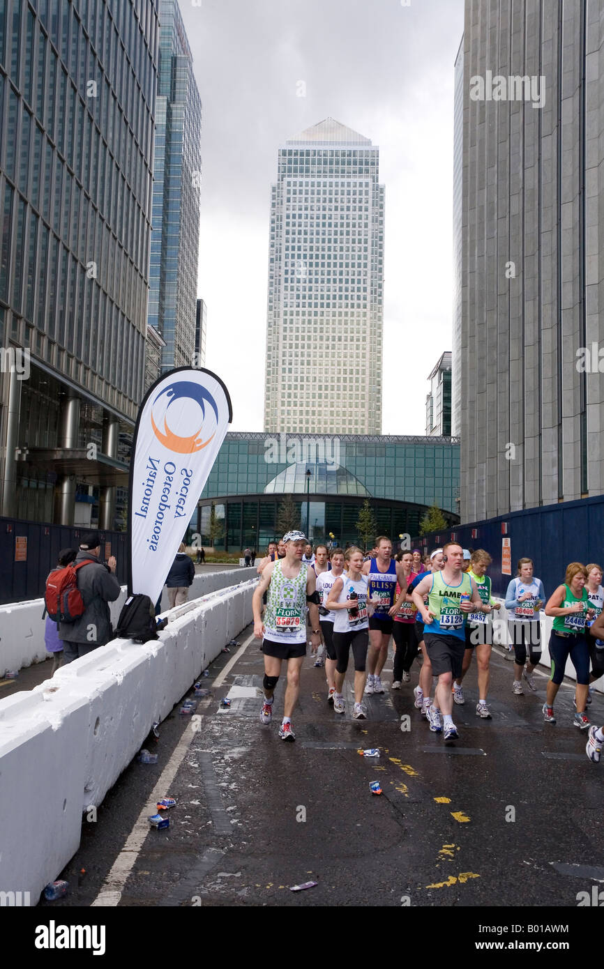 Corridori che prenderanno parte alla Maratona di Londra 2008 Foto Stock