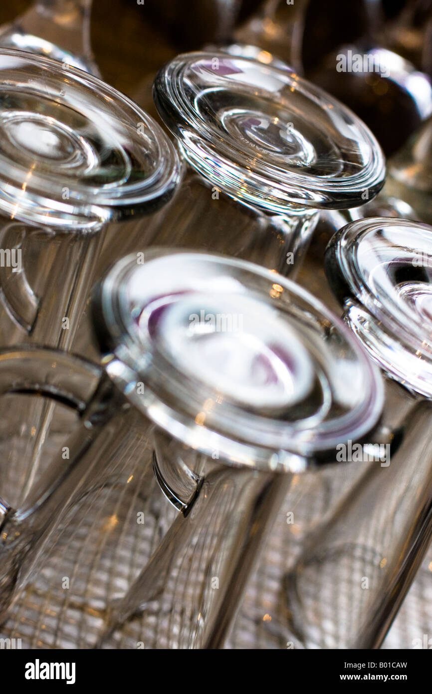 Pulire la barra rovesciata portare bicchieri puliti e pronti per l'uso. Foto Stock