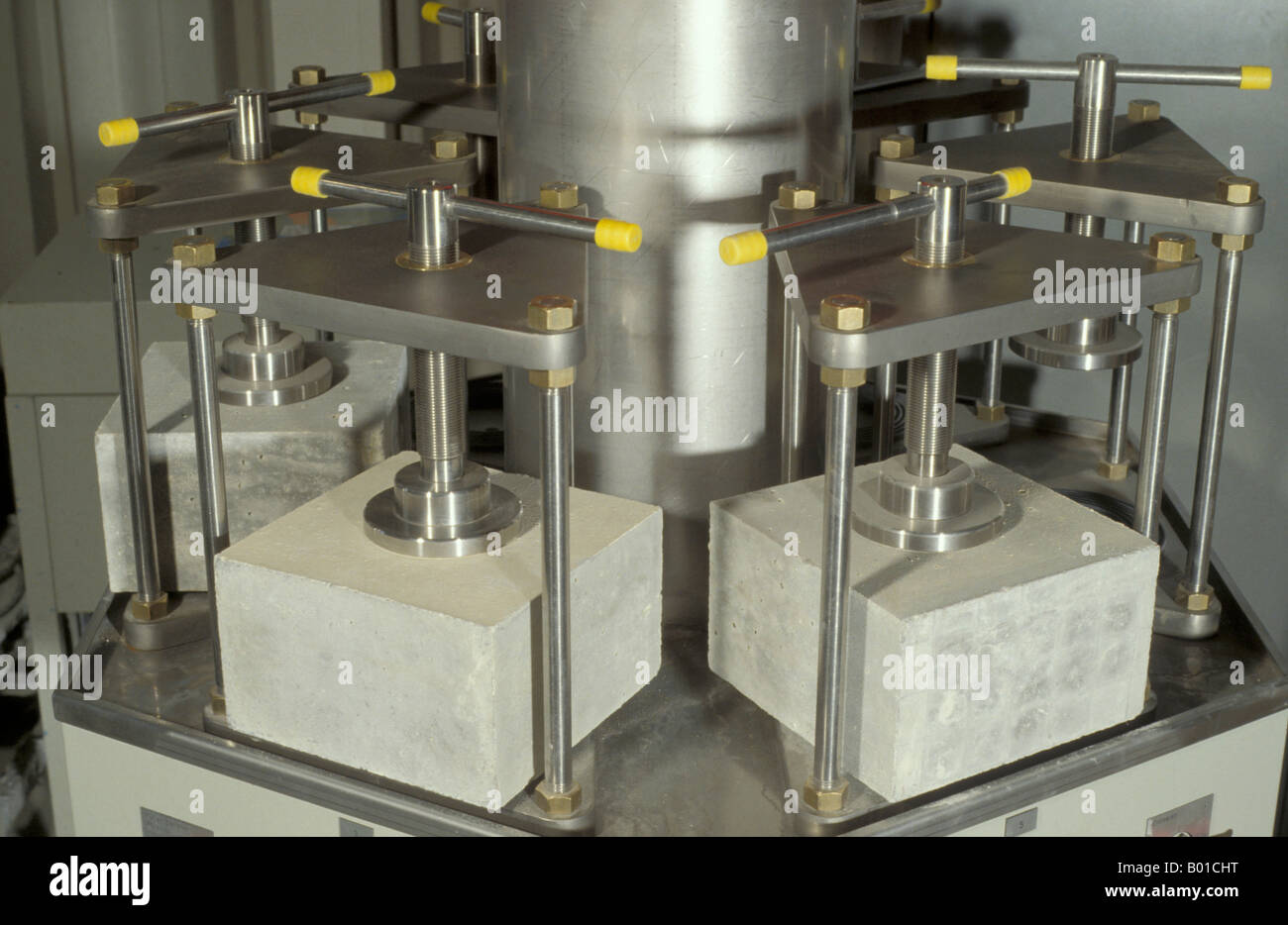 Calcestruzzo cubo di prova in laboratorio Foto Stock