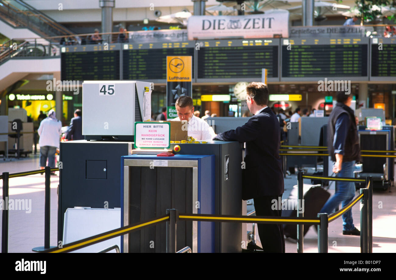 Settembre 5, 2003 - Bagaglio security check nel Terminal 4 dell'aeroporto di Amburgo in Germania. Foto Stock