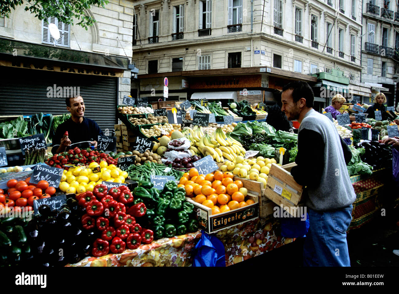 La Francia. Marsiglia street market - Marché des Capucins, 3. Noailles Area è fortemente l arabo come sono la maggior parte dei fornitori. Foto Stock