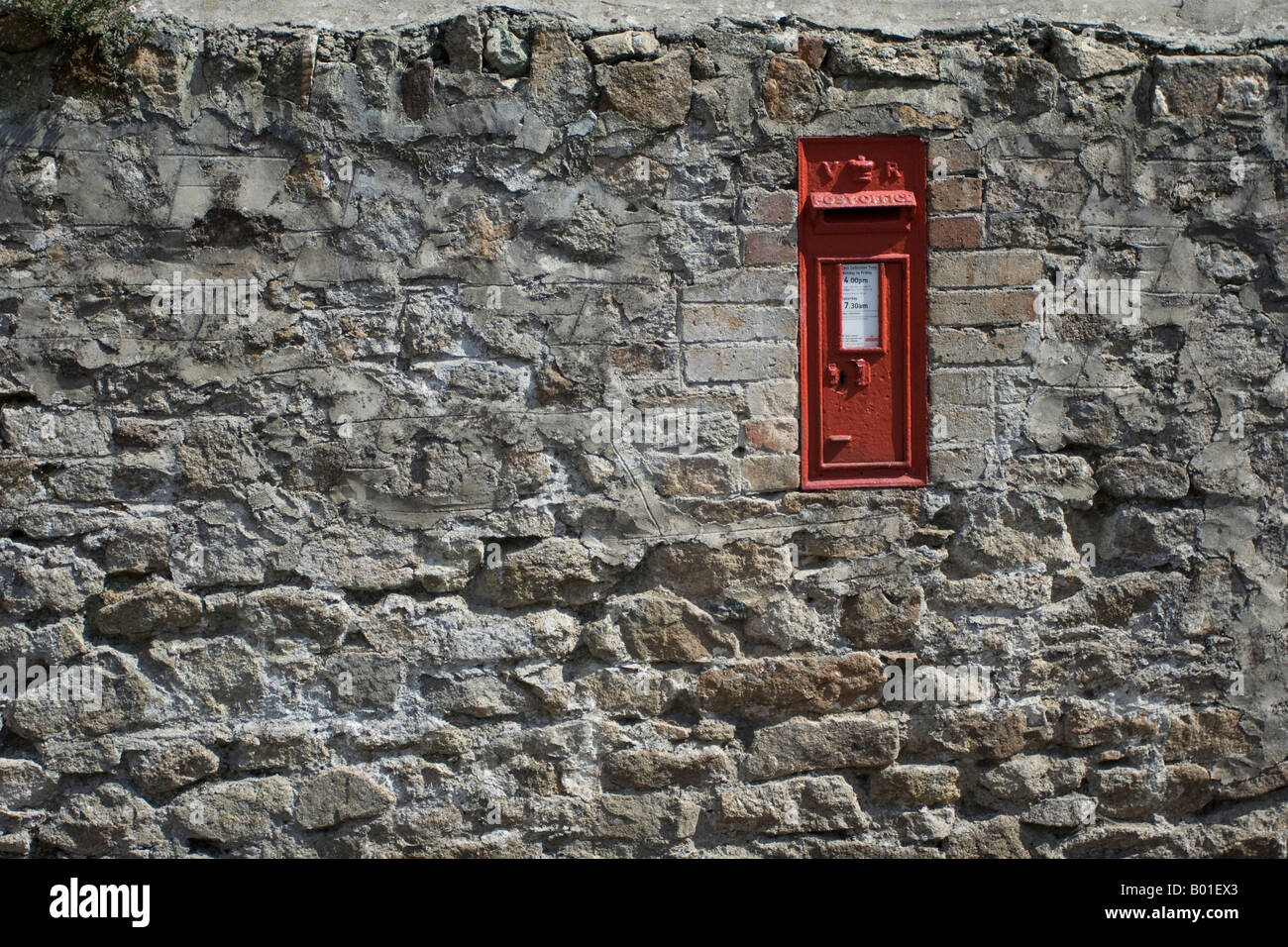 Postbox rosso nella parete Foto Stock