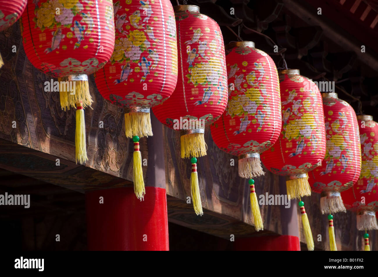 Carta lanterne cinesi appeso al di fuori del padiglione Cinese e giardini giapponesi in Singapore Foto Stock