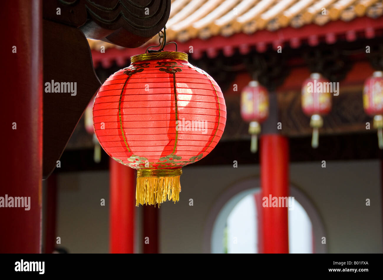 Carta lanterne cinesi appeso al di fuori del padiglione Cinese e giardini giapponesi in Singapore Foto Stock