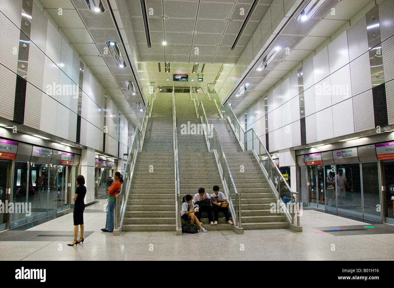 Scala a Singapore la stazione della metropolitana Foto Stock