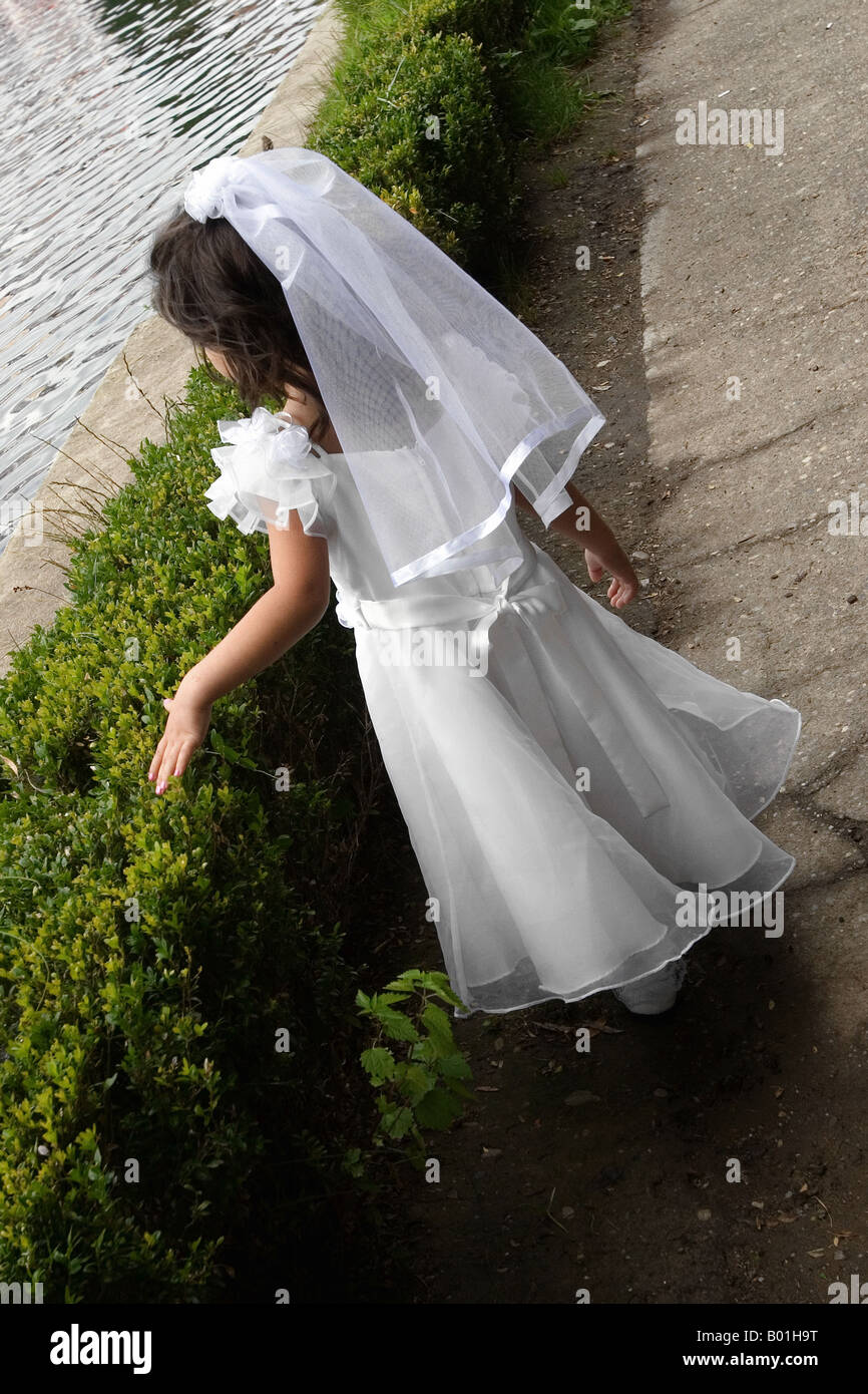 Ragazza camminare in bianco abito da sposa Foto Stock