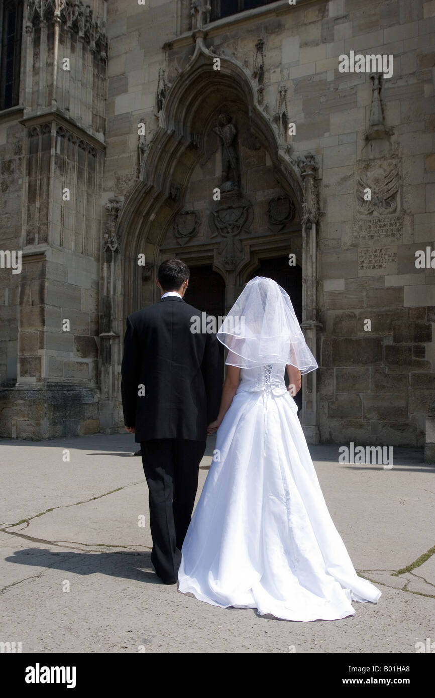 Sposa e lo sposo entrando nella chiesa Foto Stock
