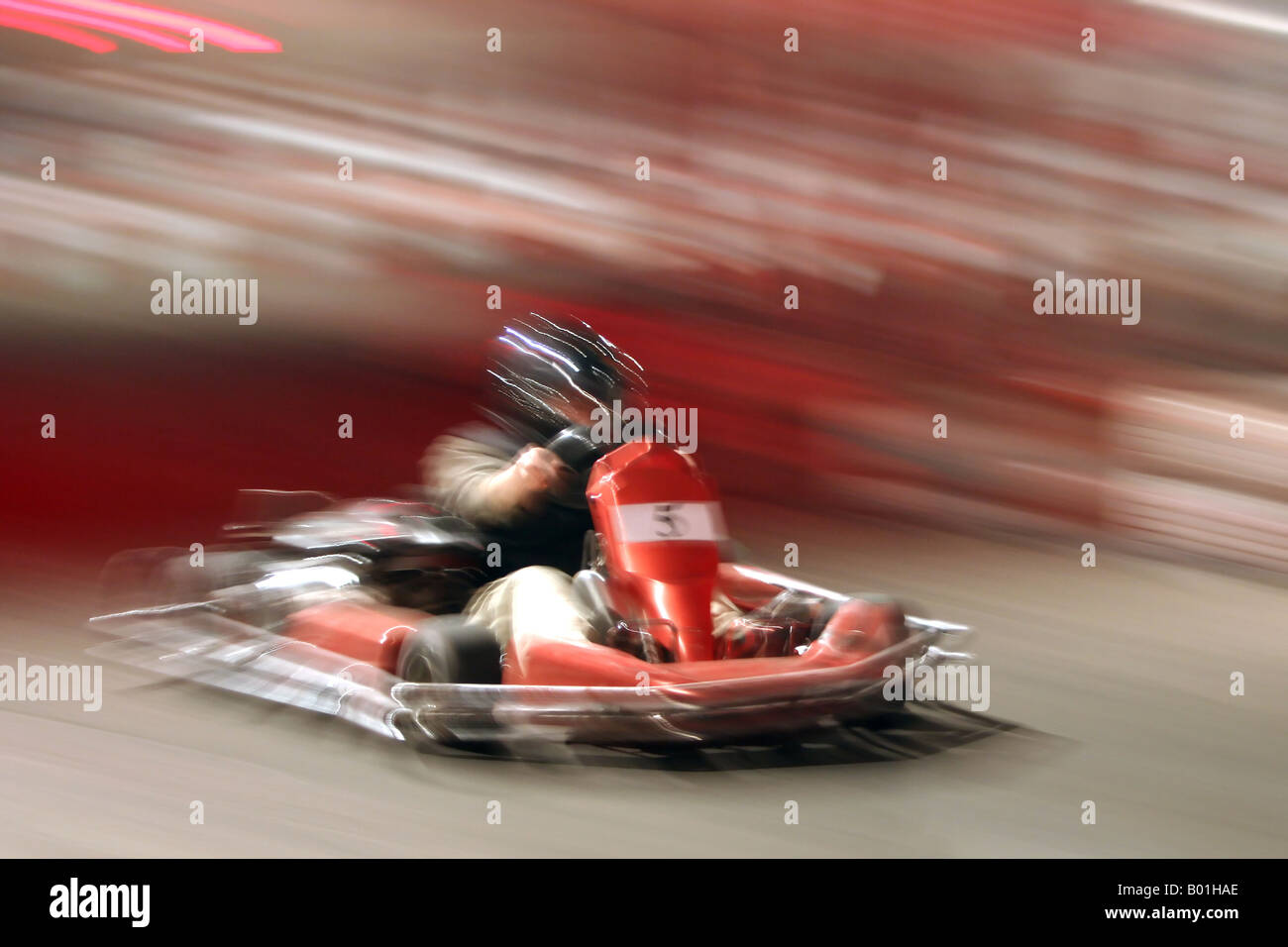Velocità massima su pista di kart Foto Stock