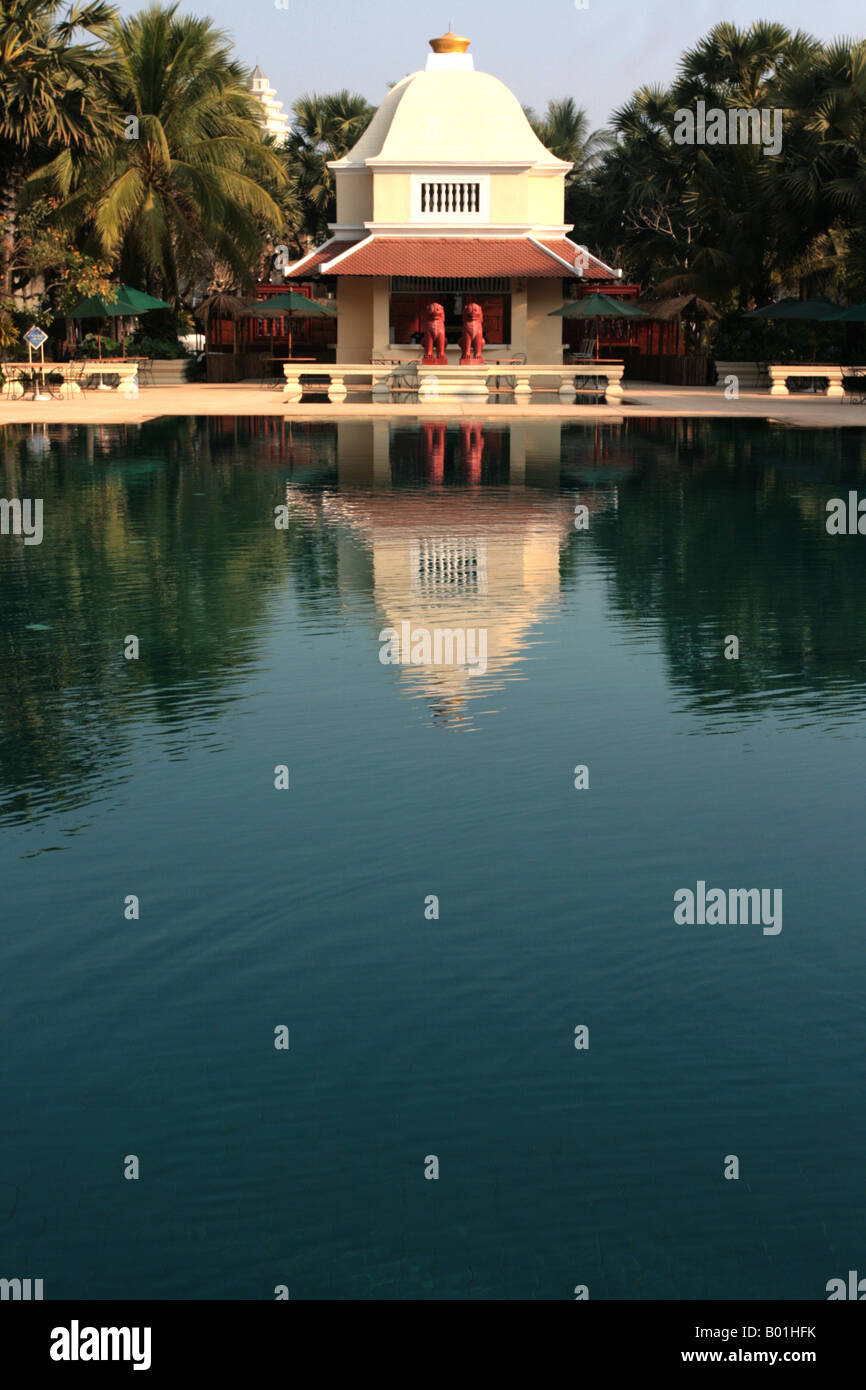 Riflettendo la piscina presso l'Hotel Le Royal a Phnom Penh Foto Stock