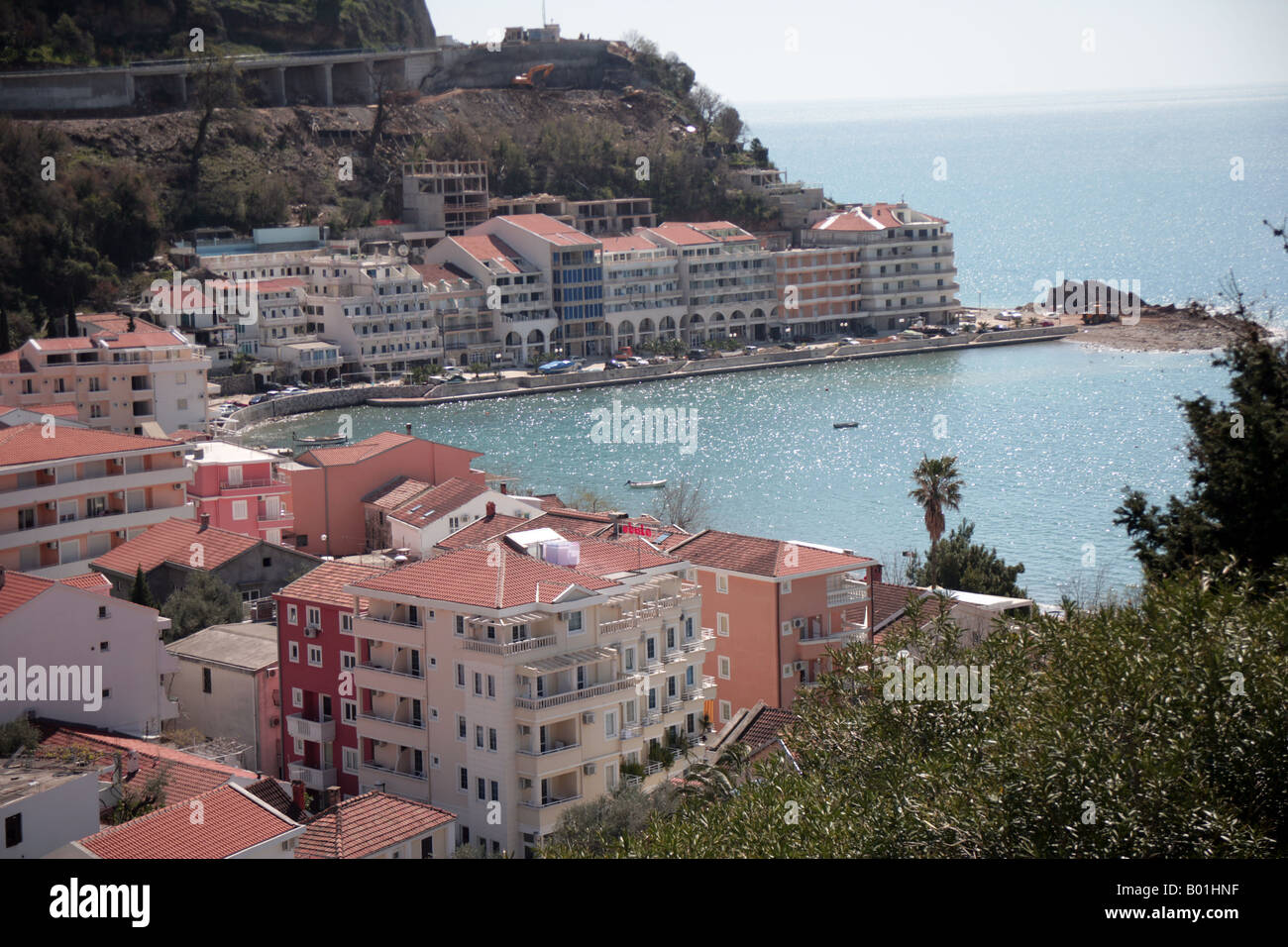 Un nuovo edificio di appartamenti Riviera di Budva costa del Montenegro Foto Stock