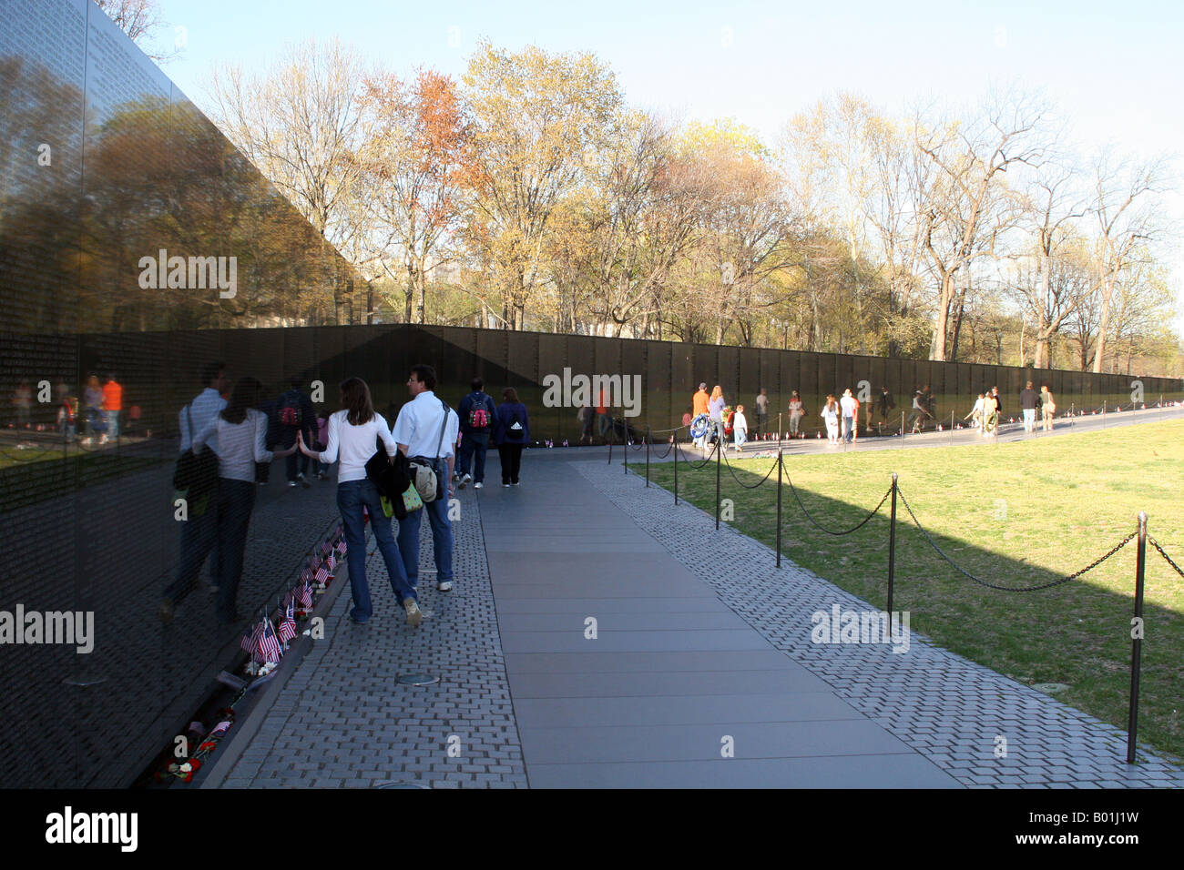 I visitatori al Vietnam Veterans Memorial Wall Washington DC Foto Stock