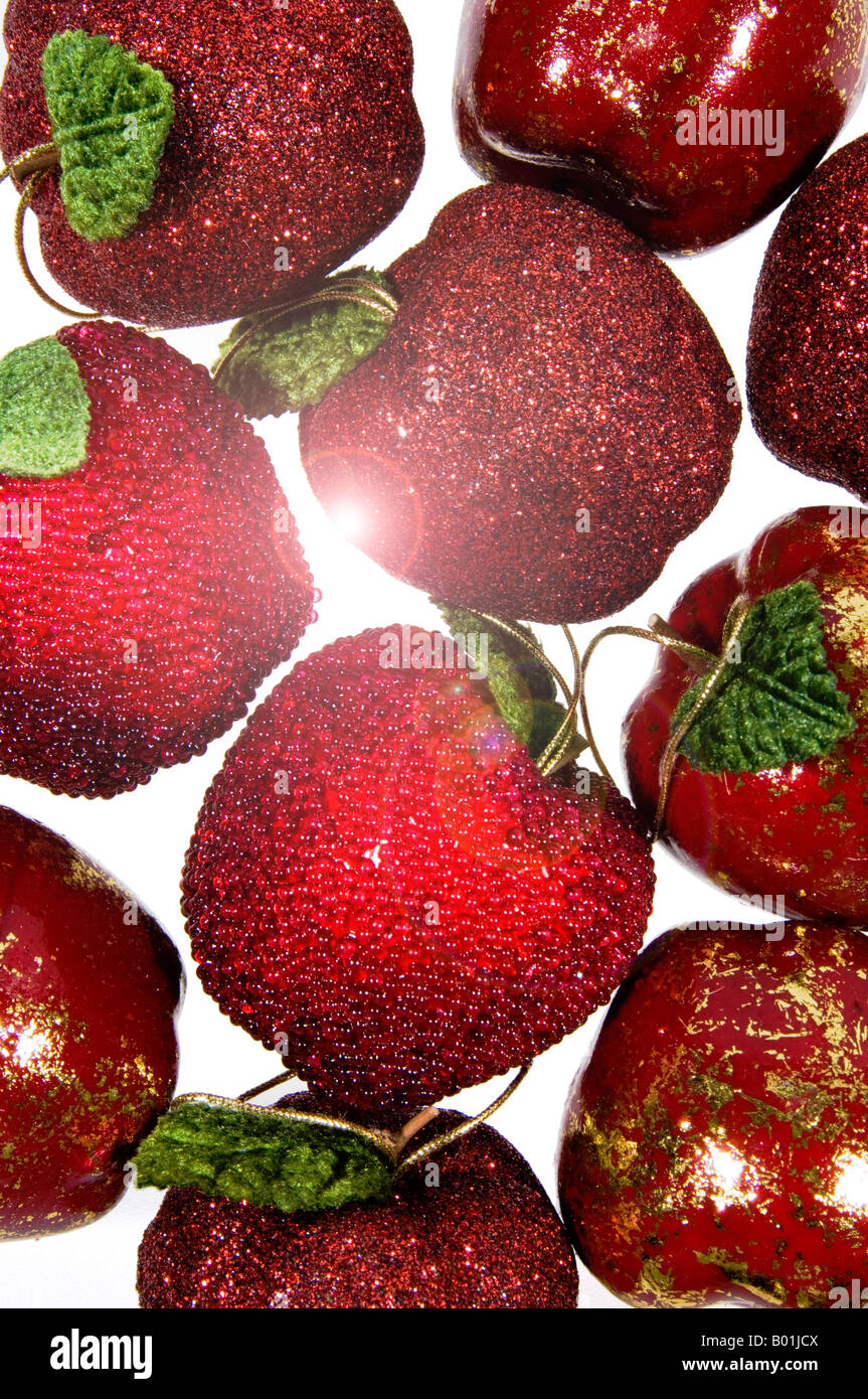 Rosso a forma di mela decorazioni natalizie Foto Stock