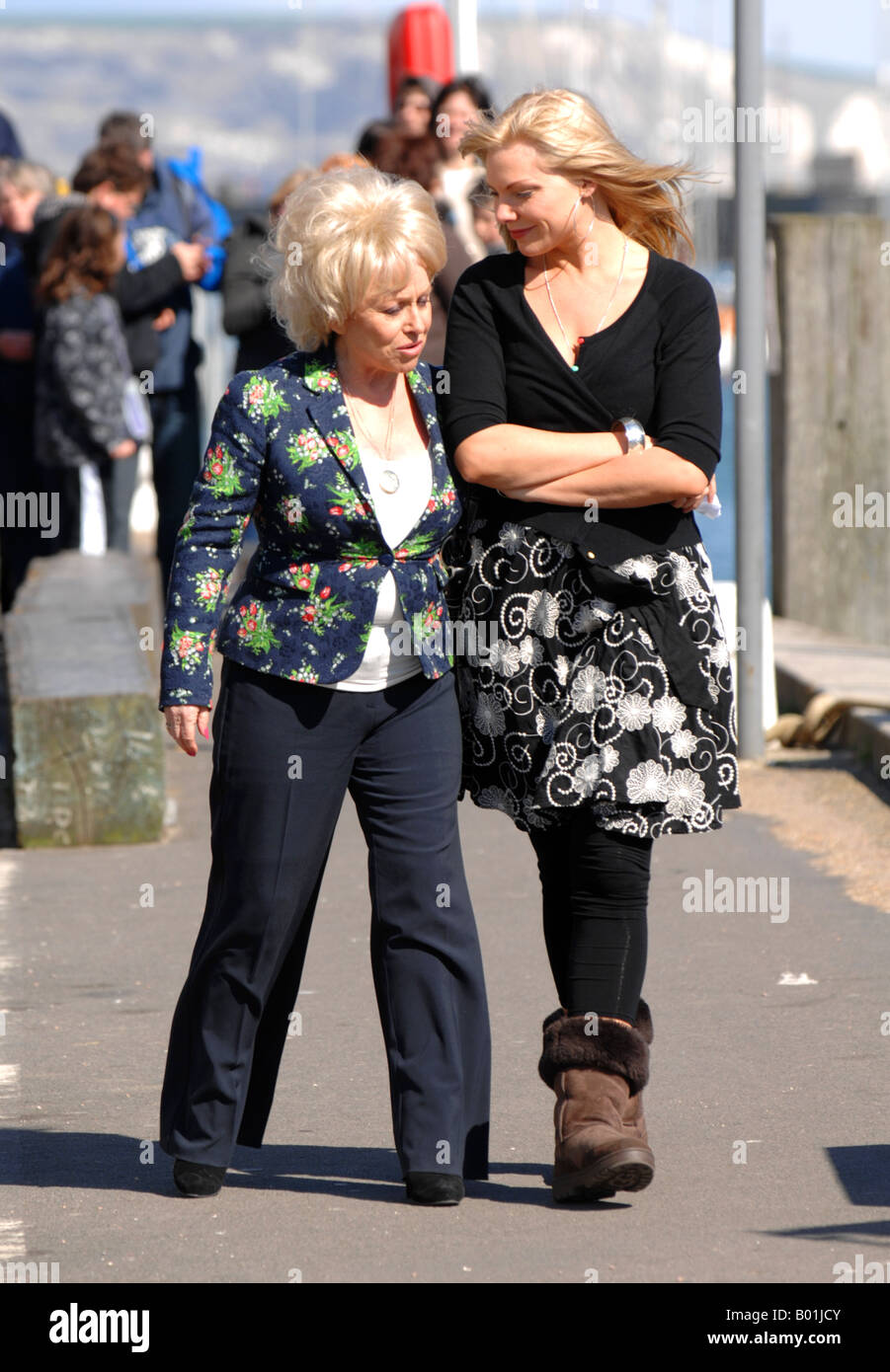 Il programma televisivo 'EastEnders' è stato girato in location a Weymouth, Dorset, Britain, Peggy e Ronnie Mitchell, suonato da Barbara Windsor e Samantha Janus Foto Stock