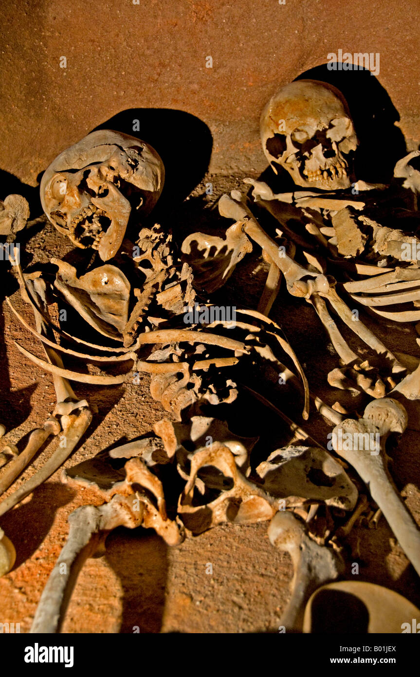 Contesto di tomba collettiva dell'età del bronzo medio contenente diversi resti ossei umani, datato tra il 2000 a.C. e il 1700 a.C., Gerico, Cisgiordania, Palestina Foto Stock