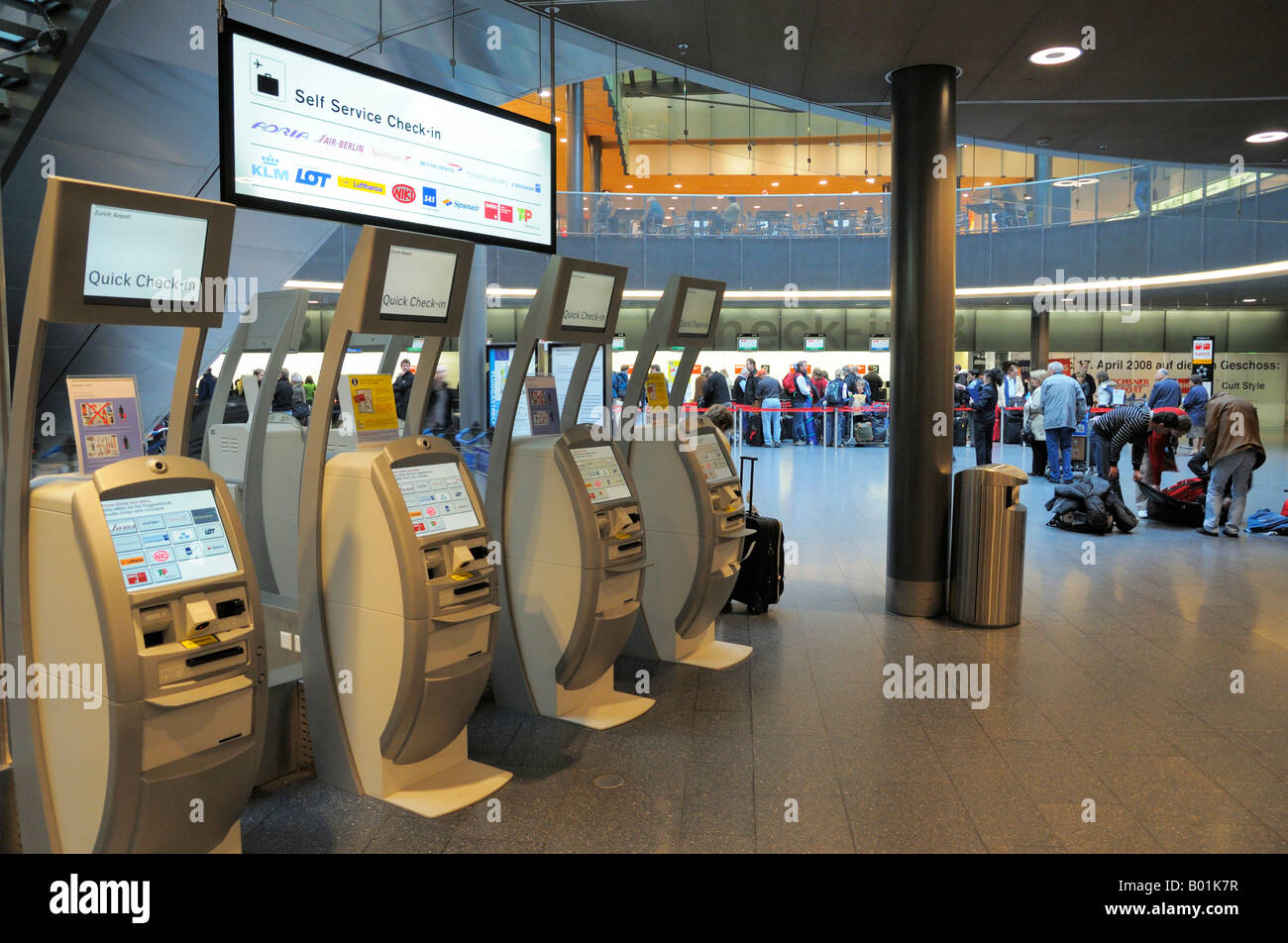 Controllare self-service in, Zurigo Kloten Aeroporto (ZRH/LSZH) Svizzera CH Foto Stock