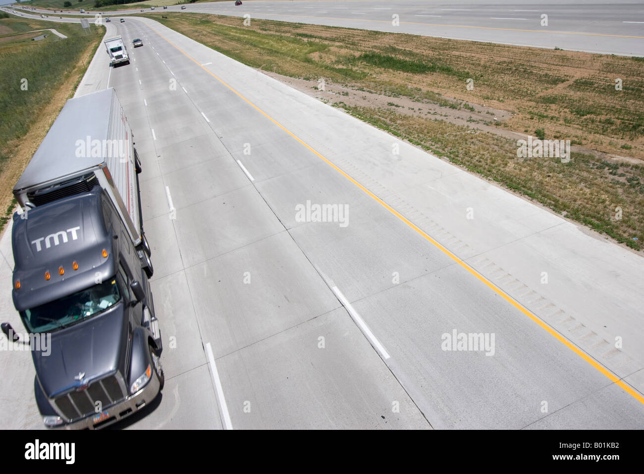 Un Semi carrello aziona verso il basso la Interstate 80 nelle zone rurali del Nebraska, USA. Foto Stock
