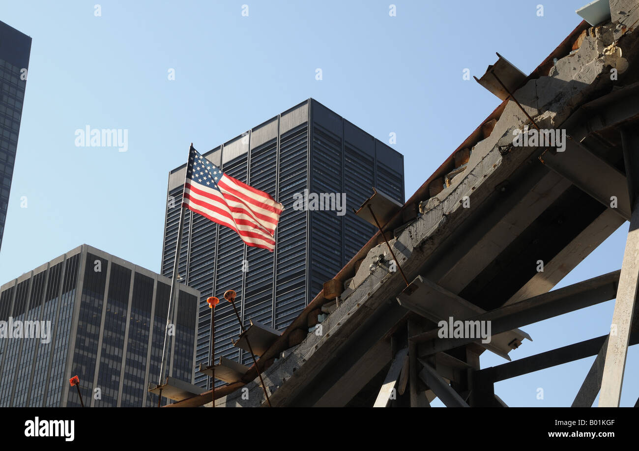 A ground zero di Lower Manhattan, un brevetto statunitense n. S. di bandiera vola sopra i superstiti scalinata un residuo del World Trade Center. Foto Stock