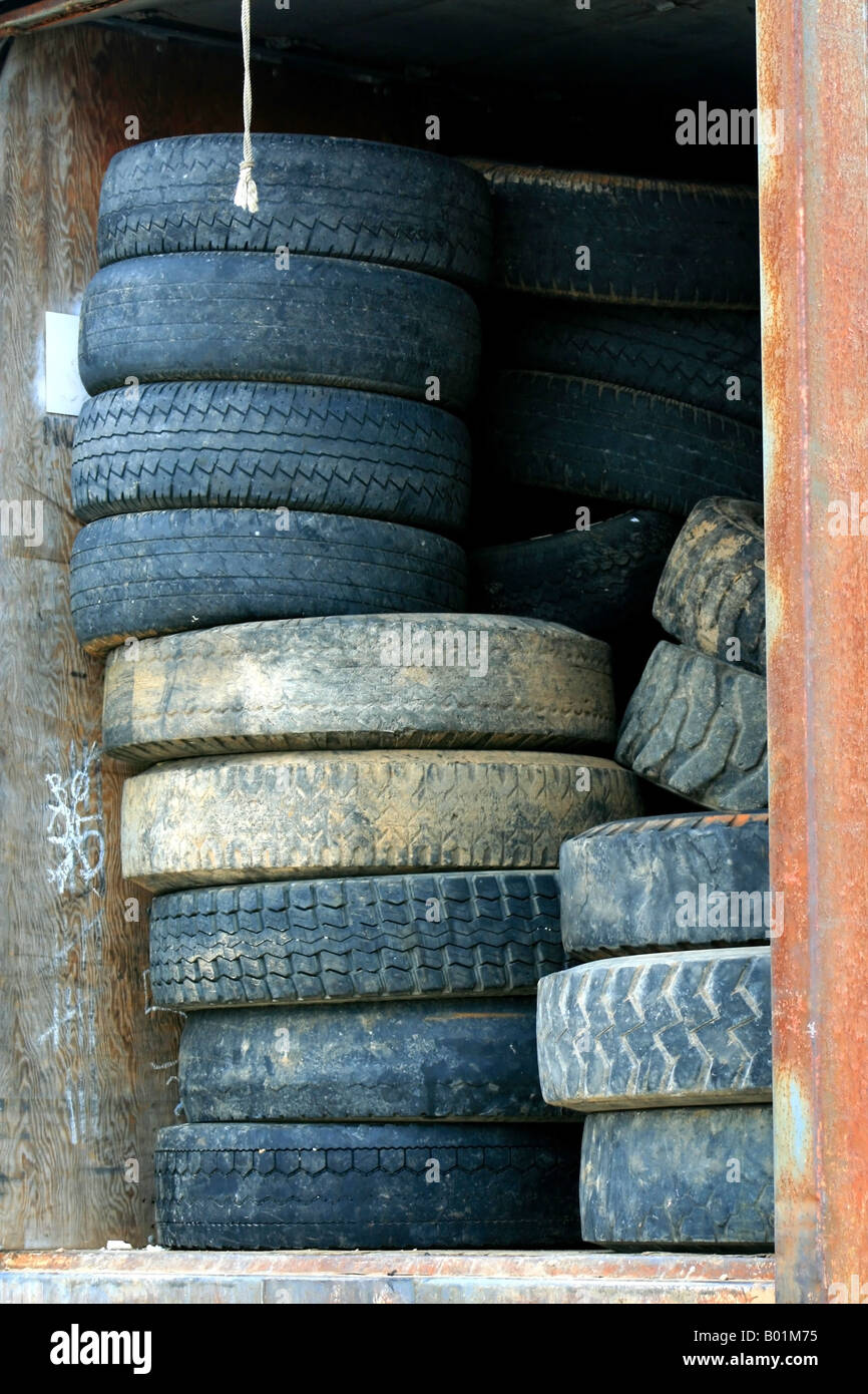 Pneumatici pronti per essere trasportati fuori per la stazione di riciclo. Foto Stock