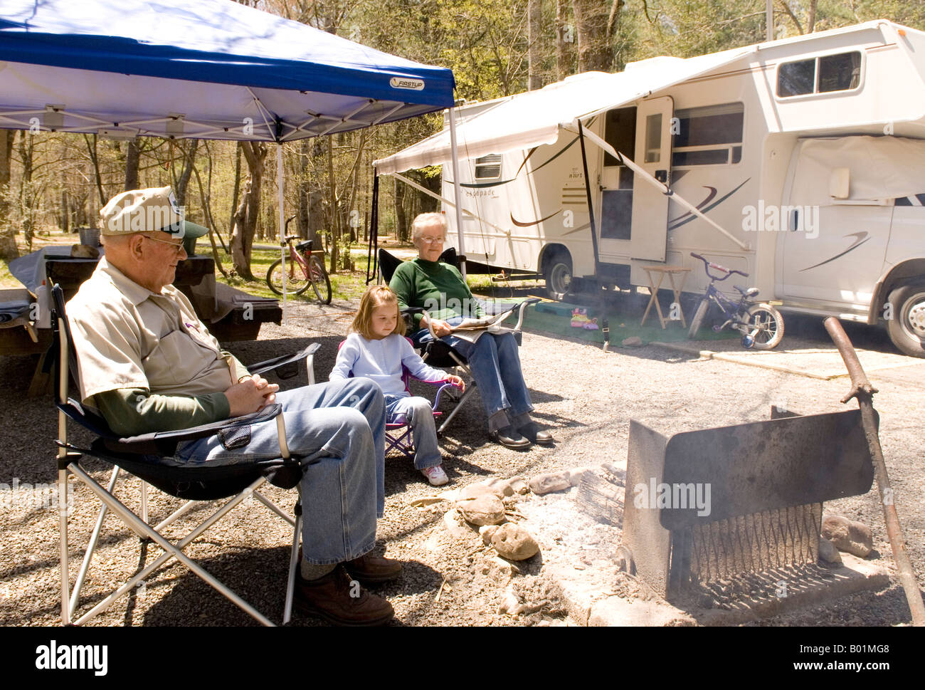 Famiglia caucasica si rilassa di Camper a Davidson fiume campeggio nei pressi di Brevard North Carolina USA Foto Stock