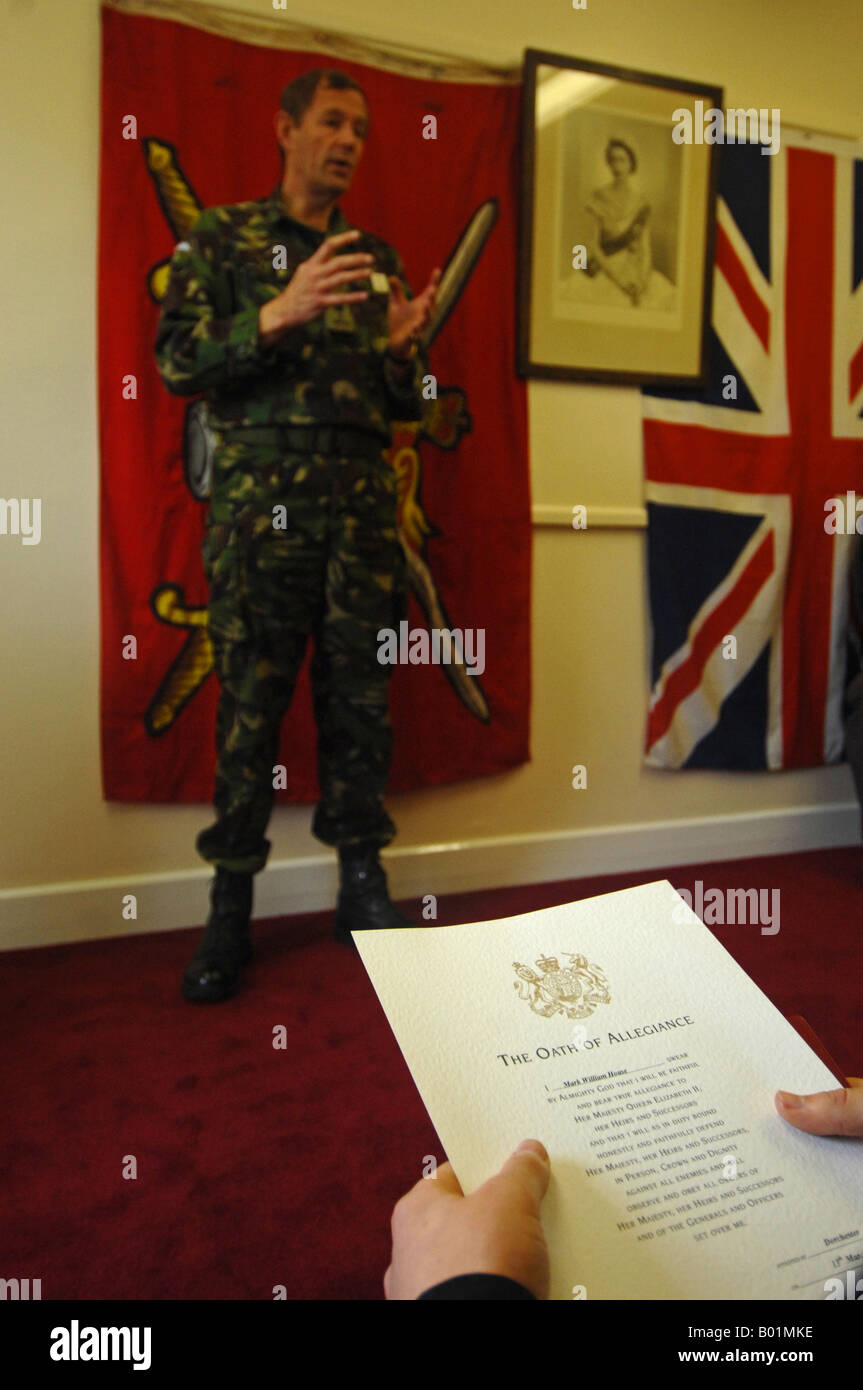 Nuovo esercito reclutare prende il giuramento di fedeltà, Gran Bretagna, Regno Unito Foto Stock