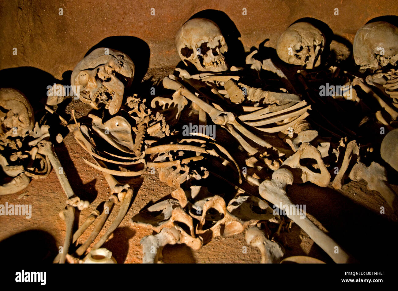 Contesto di tomba collettiva dell'età del bronzo medio contenente diversi resti ossei umani, datato tra il 2000 a.C. e il 1700 a.C., Gerico, Cisgiordania, Palestina Foto Stock