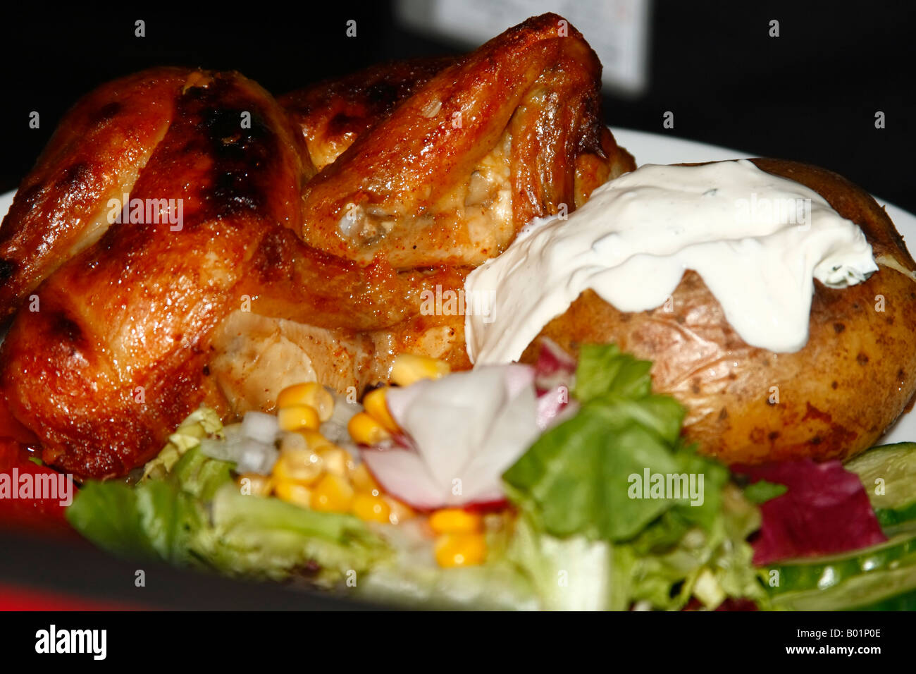 Una piastra piena di Pollo gamba con avannotti fritti di patata e domato Bruxelles, Belgio Aprile, 2008 Foto Stock