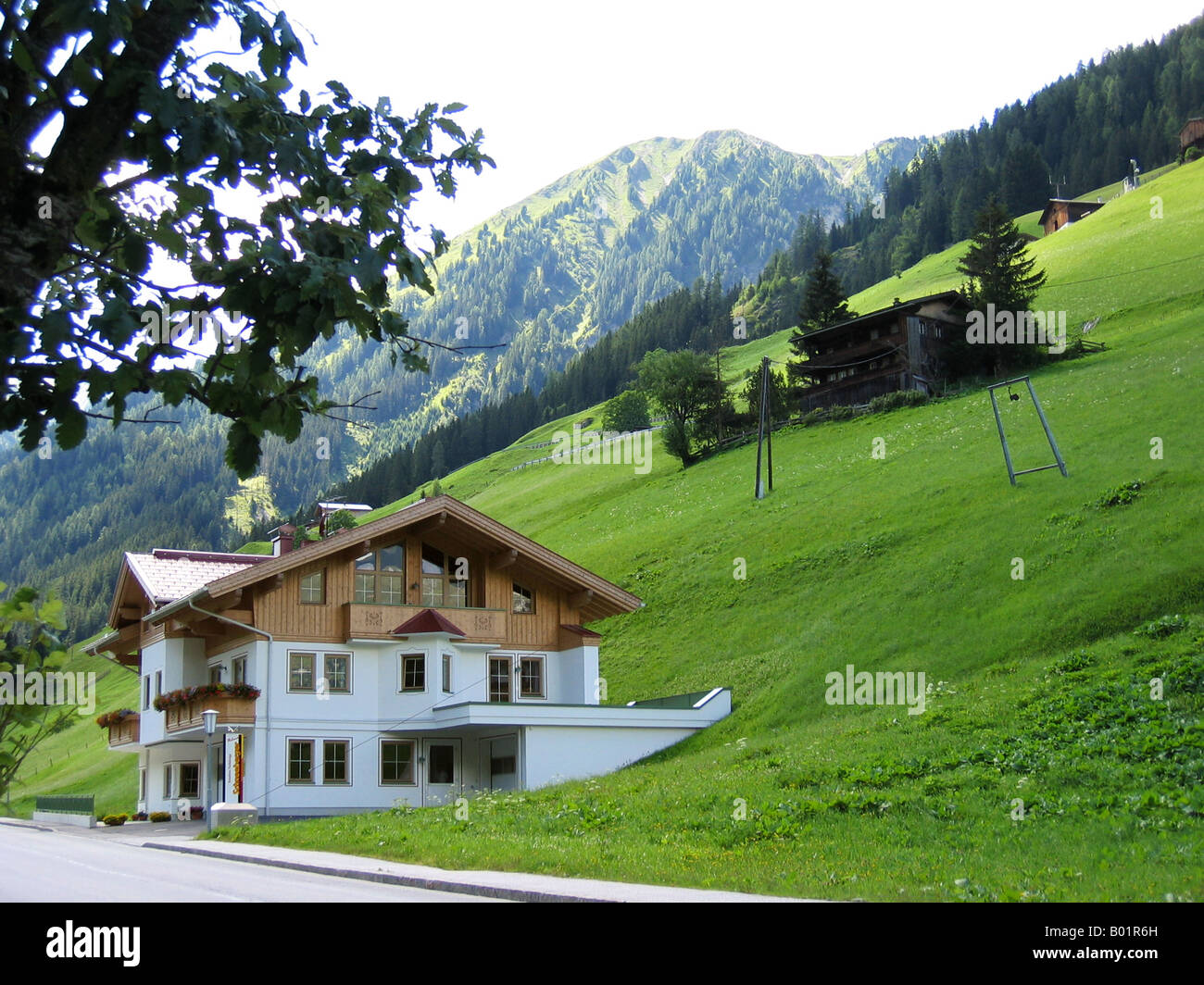 Tranquilla scena di montagna vicino Dornauberg Zillertal Tirolo Austria in estate Foto Stock