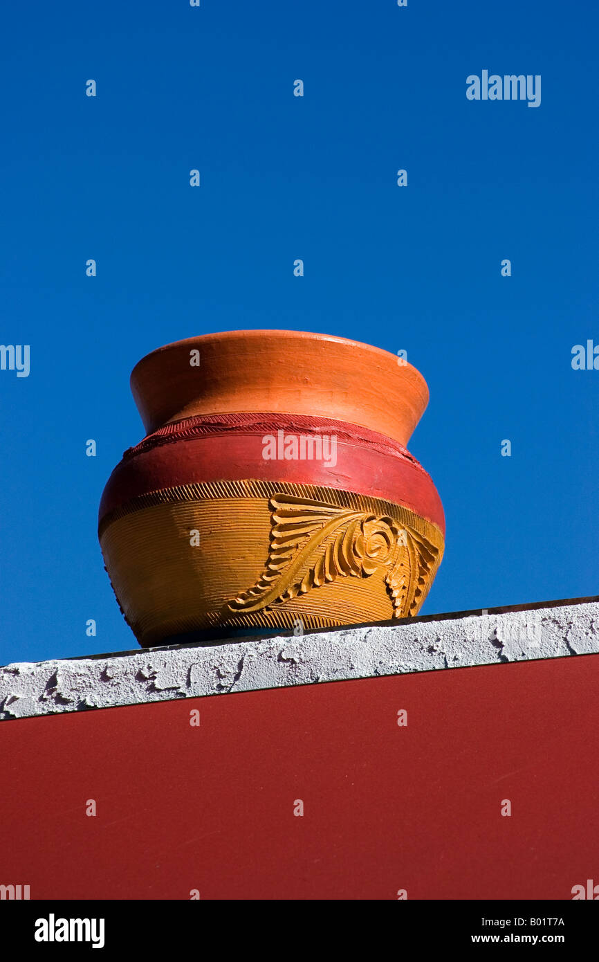 Colorate pot scolpito sulla parete nella Citta' Vecchia di San Diego in California al Bazaar del Mundo Foto Stock