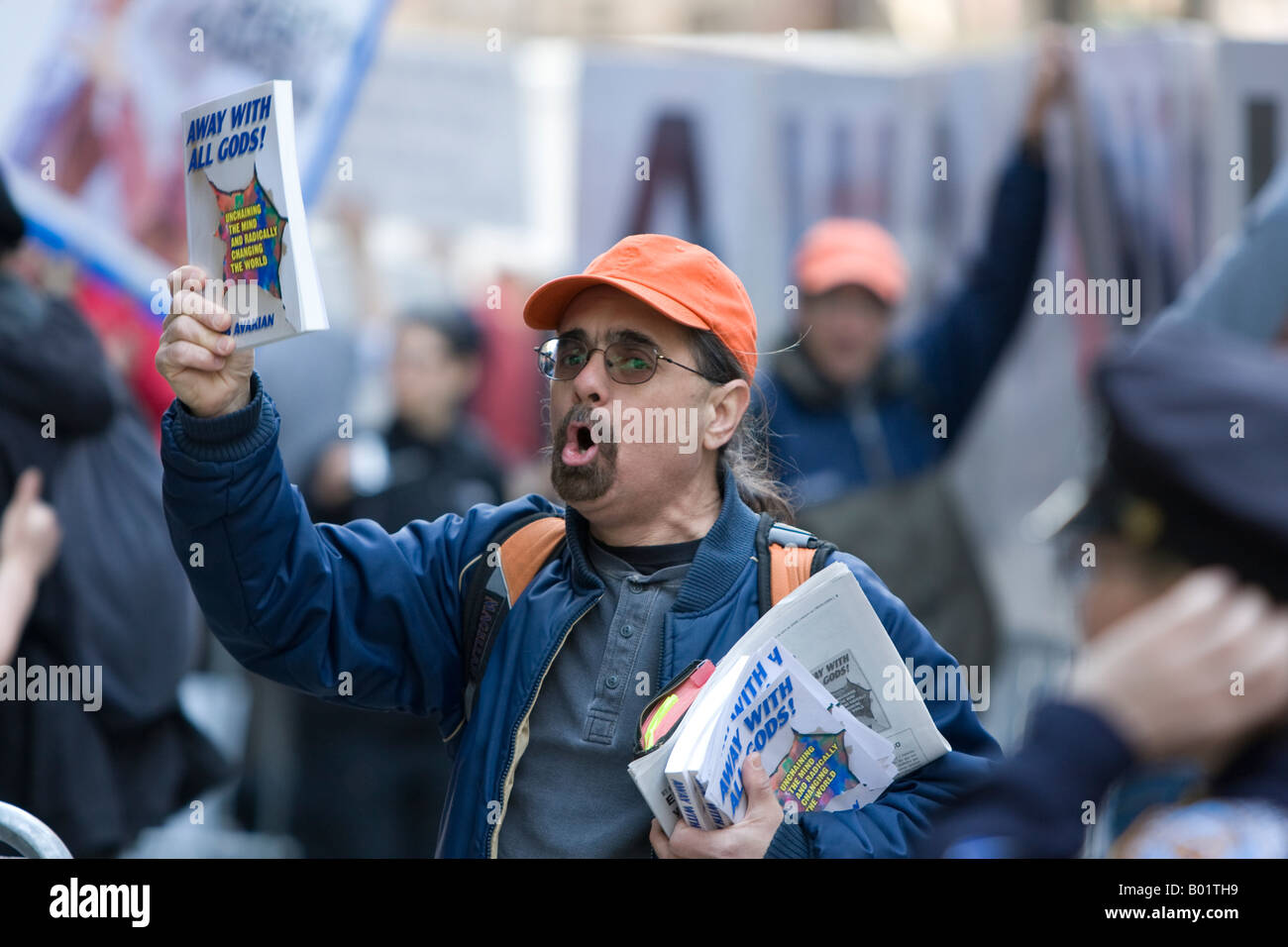 Un uomo che protestavano il Papa sulla Quinta Avenue in New York City Foto Stock