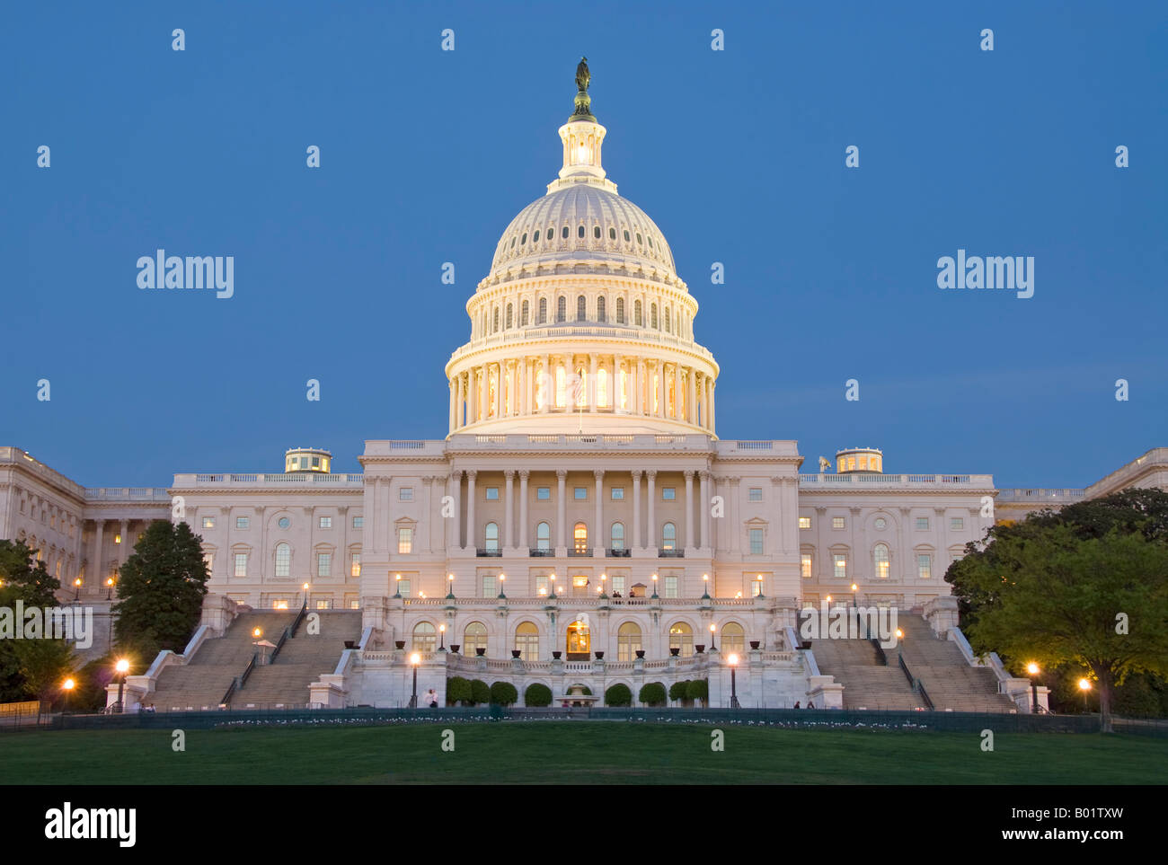 WASHINGTON DC, Stati Uniti - il Campidoglio degli Stati Uniti si erge illuminato al crepuscolo sul Campidoglio di Washington DC. La struttura a cupola neoclassica ospita il Congresso degli Stati Uniti e funge da sede del ramo legislativo del governo americano. Questo iconico monumento è un simbolo della democrazia americana e una popolare attrazione turistica nella capitale della nazione. Foto Stock