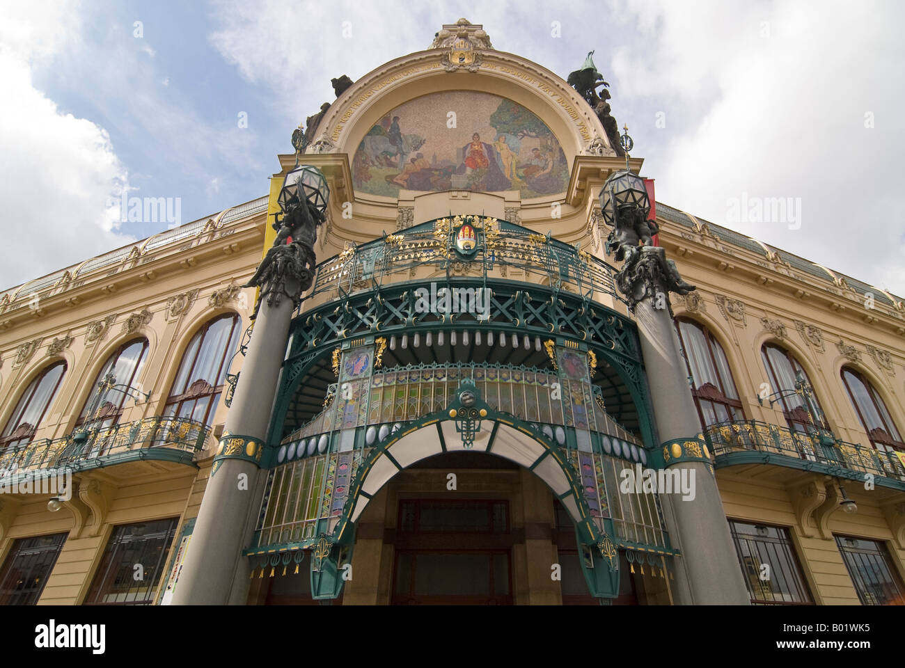 In orizzontale ampia angolazione della facciata in Art Nouveau, della Casa Municipale "Obecní dům" con la golden 'Omaggio a Praga' mosaico. Foto Stock
