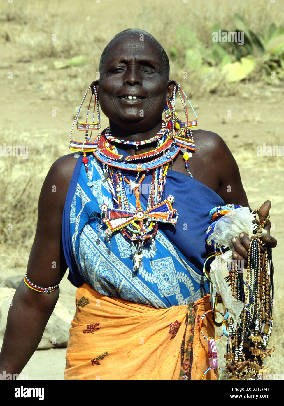 Masai donna, cercando di vendere la sua roba Foto Stock