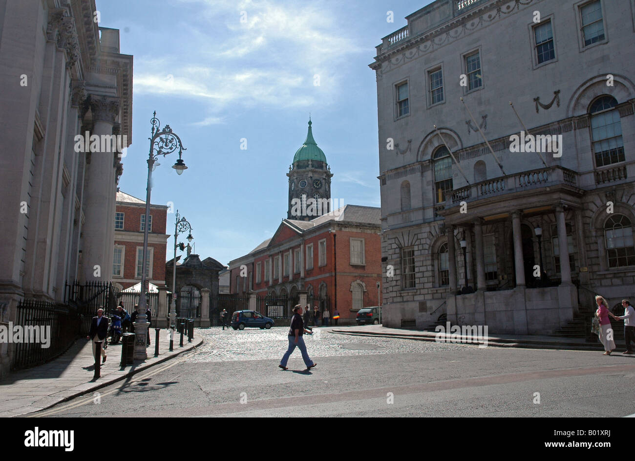 Soleggiata città di Dublino in scena con figure a piedi nel Castello di Dublino e il municipio area. Foto Stock