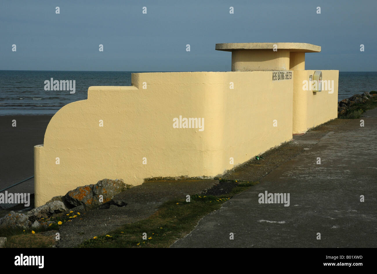 Deco Concrete shelter balneare affacciato Dollymount Strand Dublino Irlanda Foto Stock