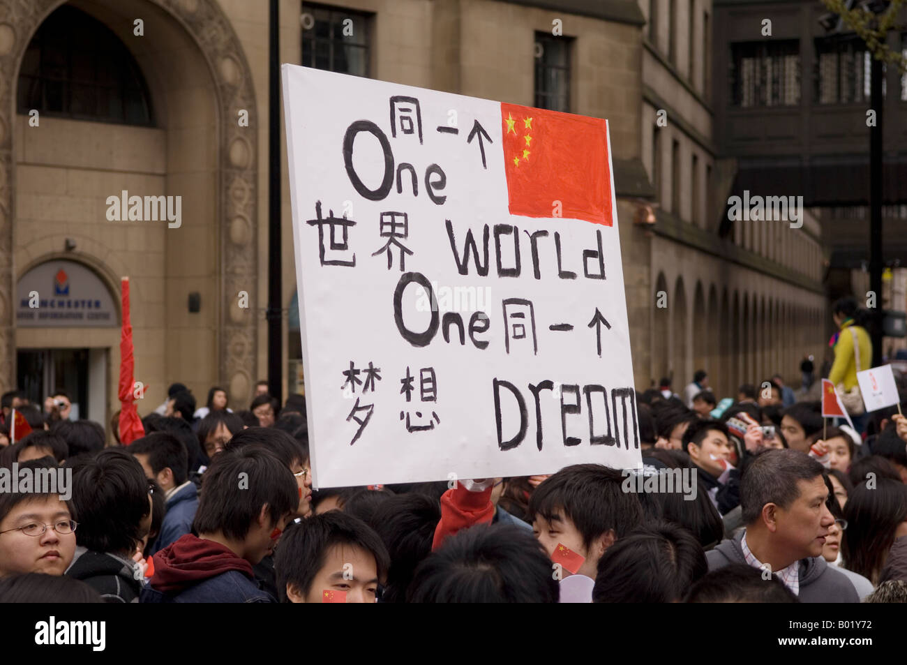 I sostenitori delle Olimpiadi di Pechino protestando in Manchester City Centre Foto Stock