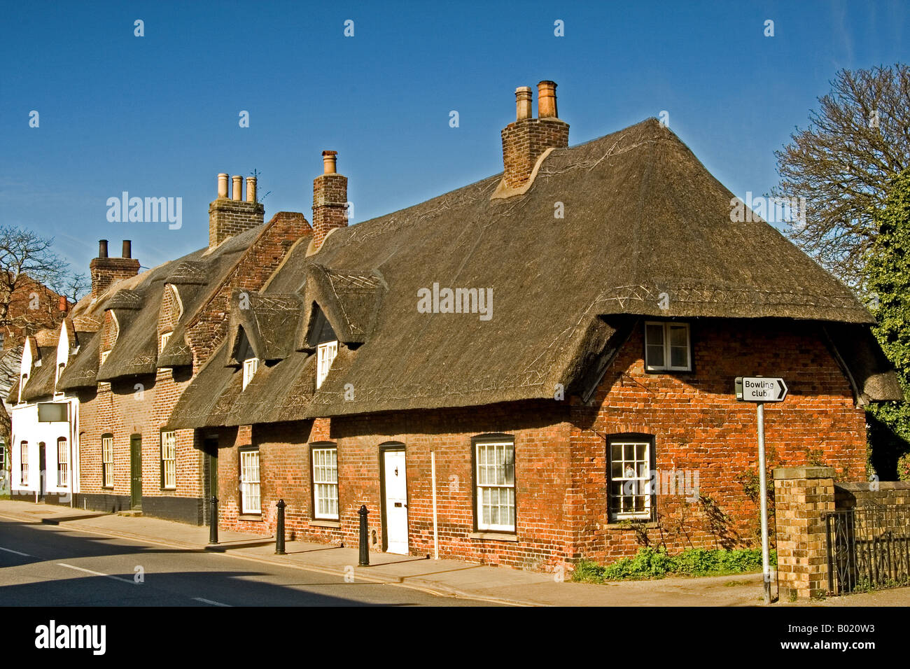 Fila di cottage con il tetto di paglia in Alford Lincolnshire Foto Stock