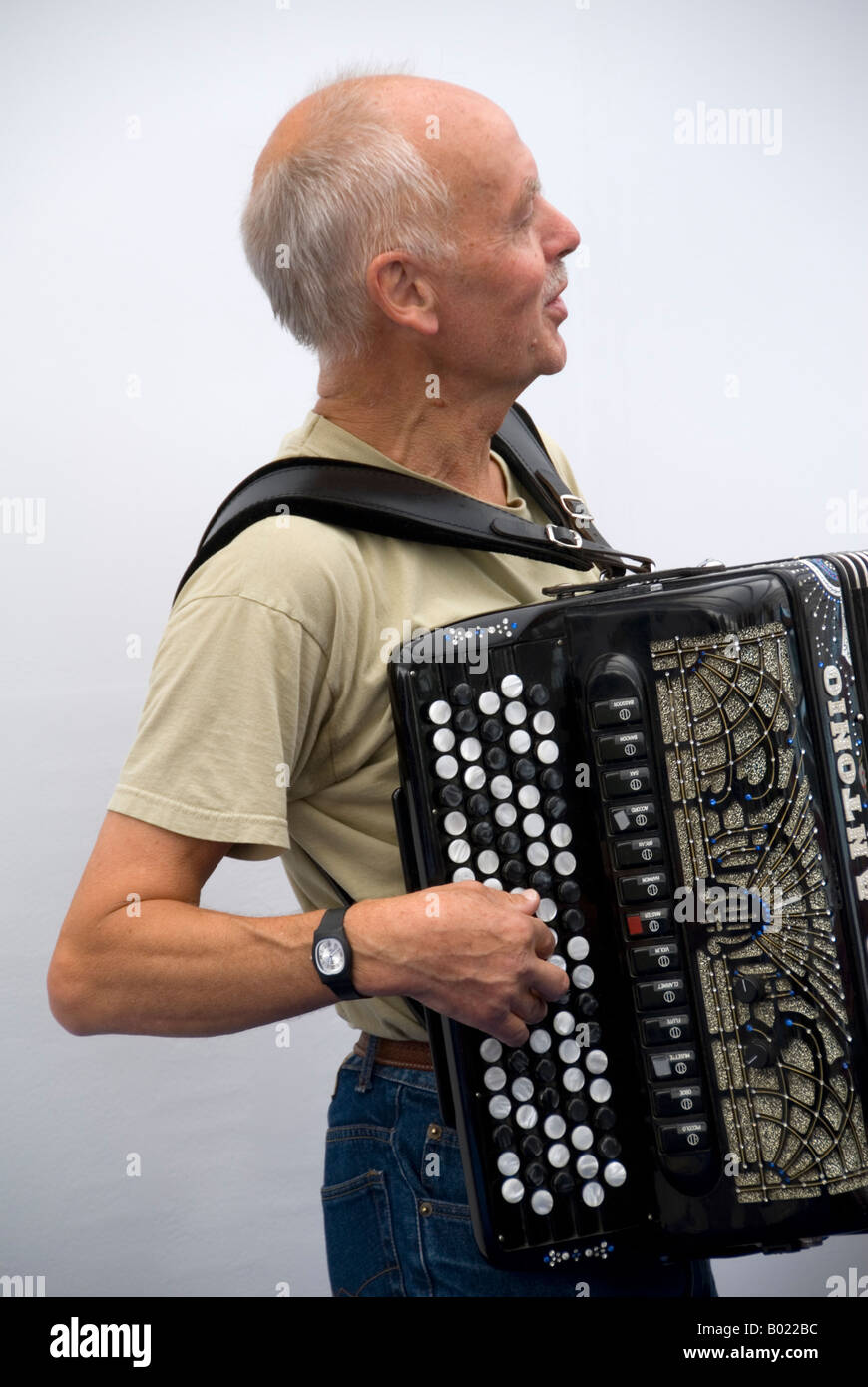 Uomo a suonare la fisarmonica sul traghetto in rotta verso le isole Faerøer Foto Stock