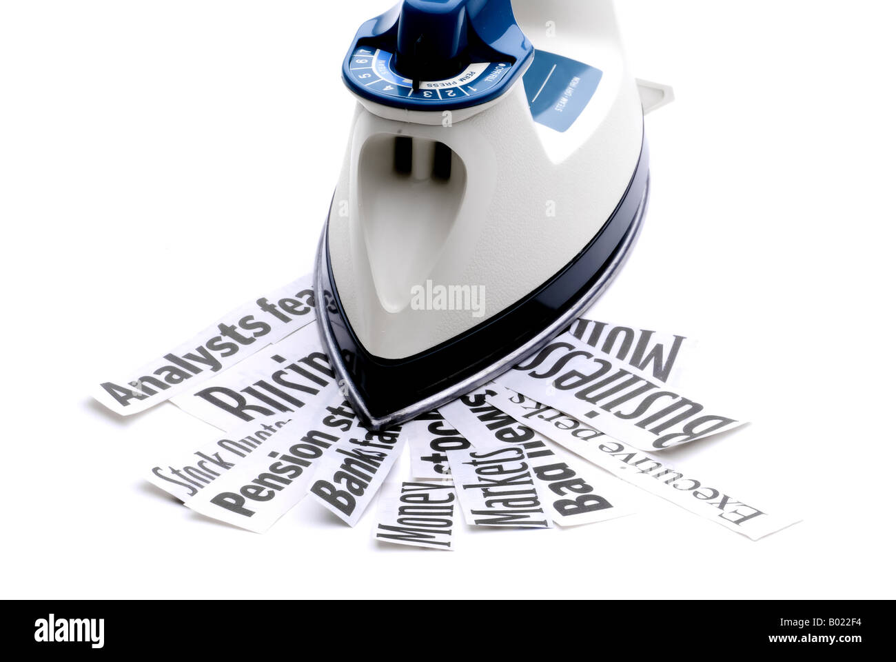 Ferro da stiro su notizie economiche in primo piano per indicare di stirare l'economia Foto Stock