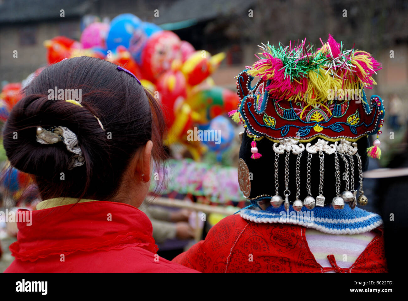 Miao cinese tradizionale di minoranza dance festival una ragazza hanno gli abiti tradizionali. Foto Stock