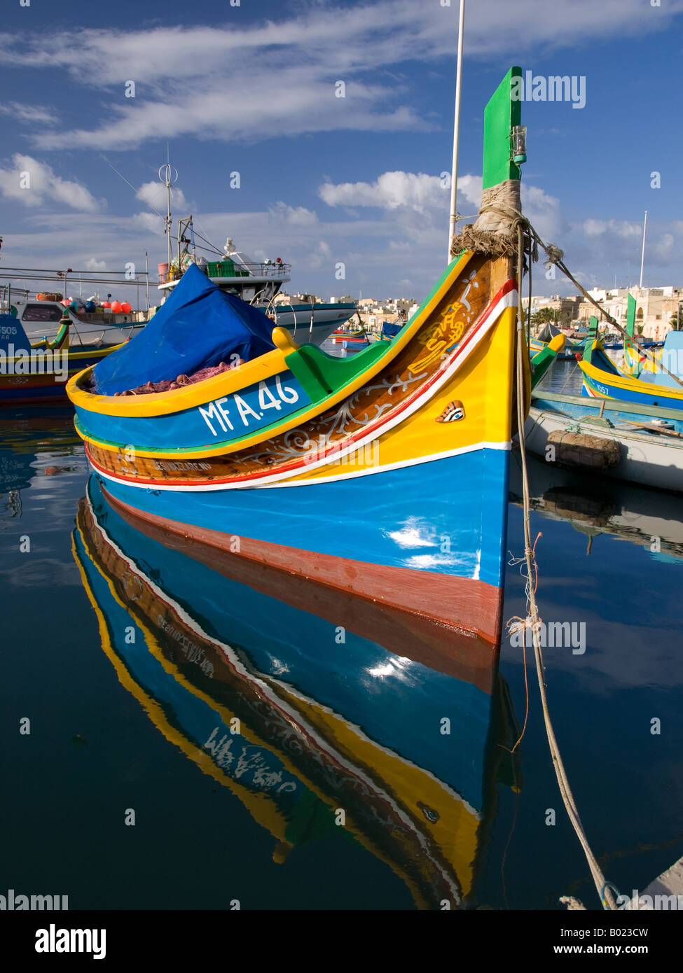Un luzzu, un colorato tradizionale maltese nave da pesca nel porto di Marsaxlokk, Marsaxlokk, Malta. Foto Stock