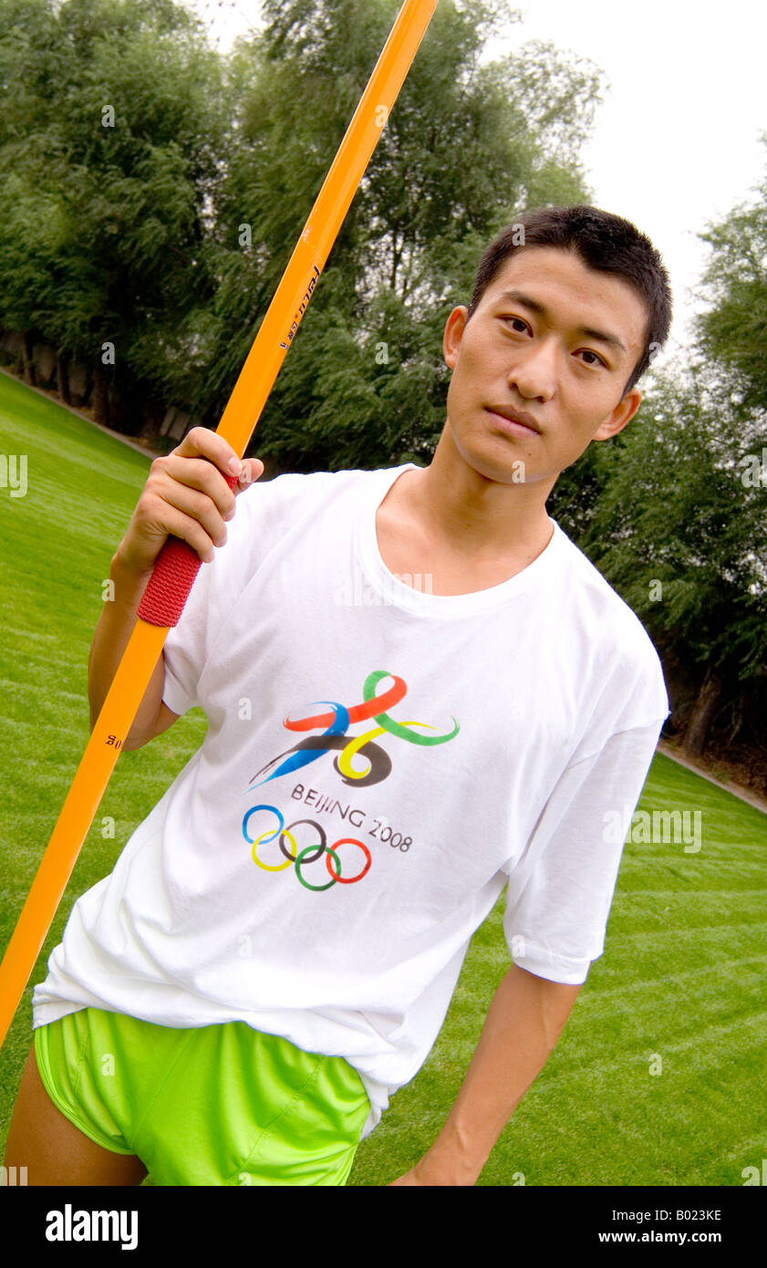 Pechino CINA Olimpiadi 2008 Formazione per atleta cinese che pratica il lancio del giavellotto per la squadra cinese Foto Stock