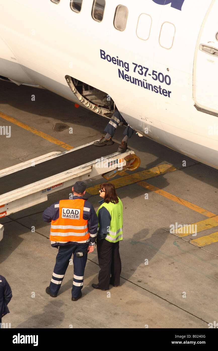 Airport Baggage handler carico personale master e flight dispatcher equipaggio a terra durante il volo aereo di linea turnaround Foto Stock