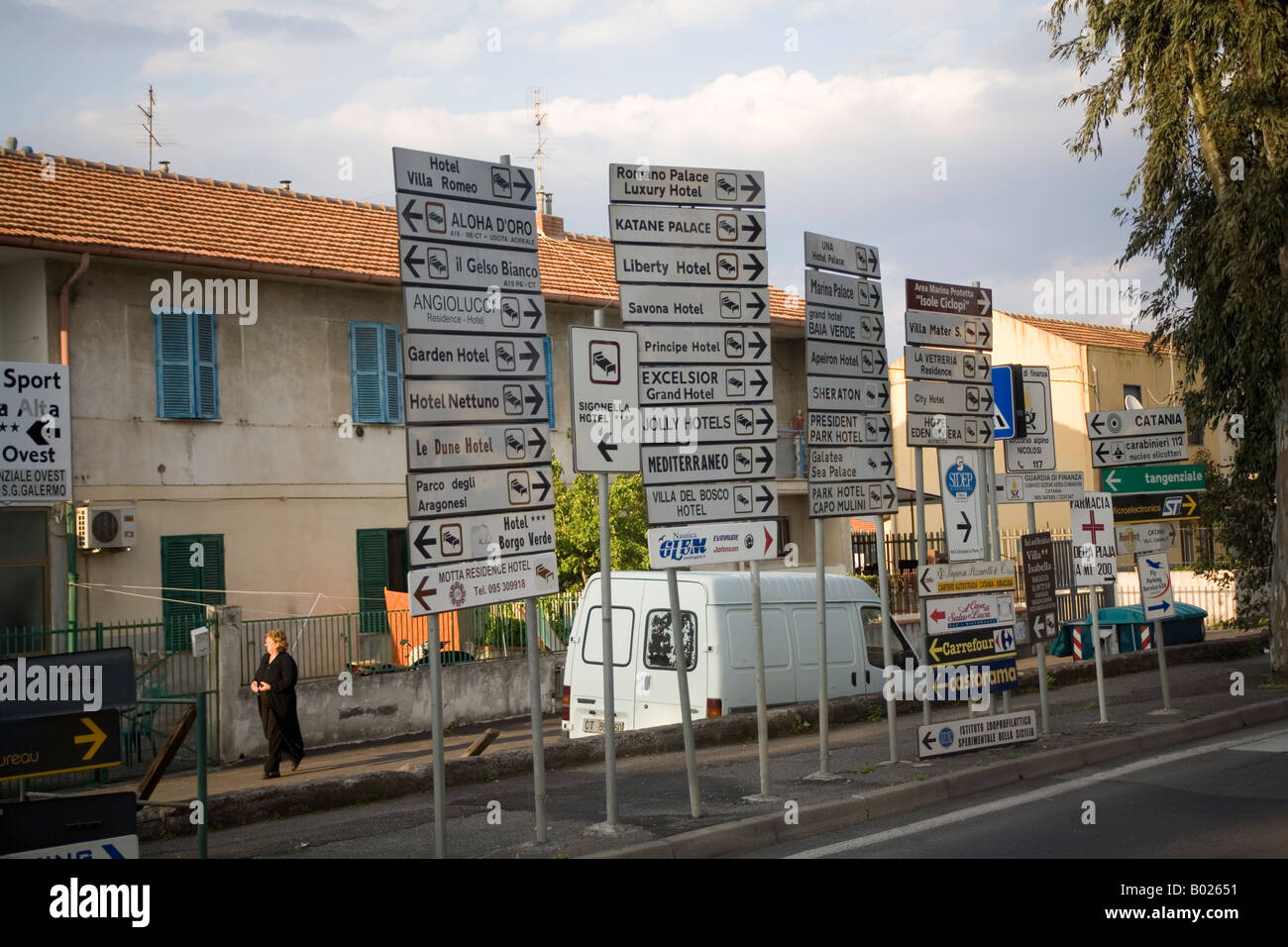 Segni sul ciglio della strada di Catania Sicilia Italia Foto Stock