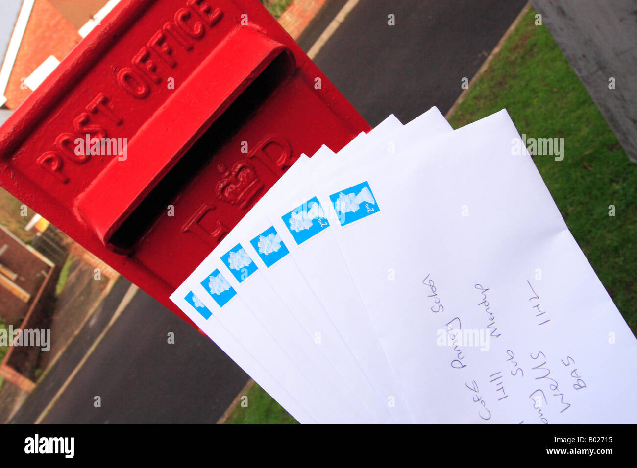 Royal Mail casella postale con molti seconda classe lettere per inviare posta Foto Stock