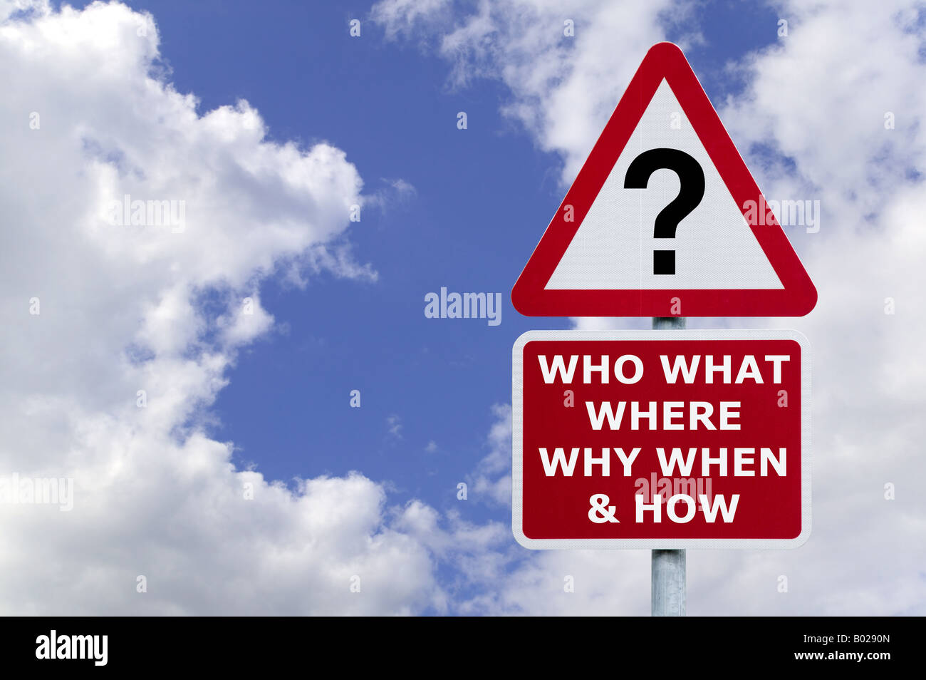 Cartello con le 6 domande più frequenti contro un blu cielo nuvoloso Foto Stock